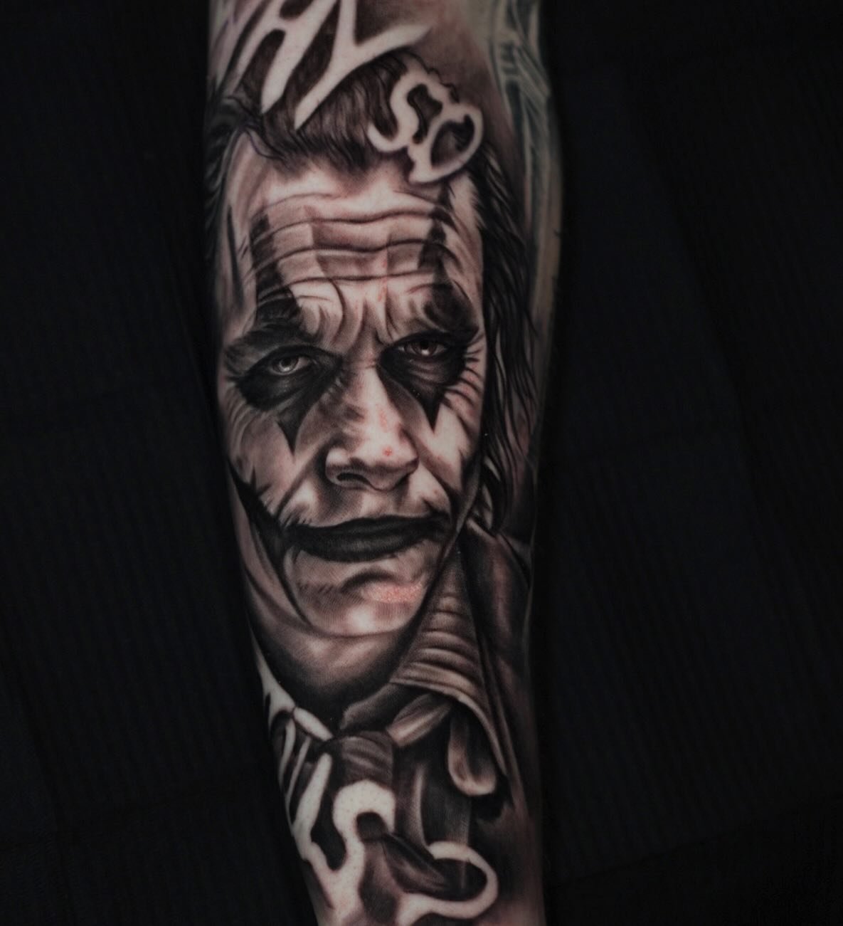 Smile like you mean it. @tattystick @industryinksusa #joker #thejoker #jokertattoo
#dc #dctattoo