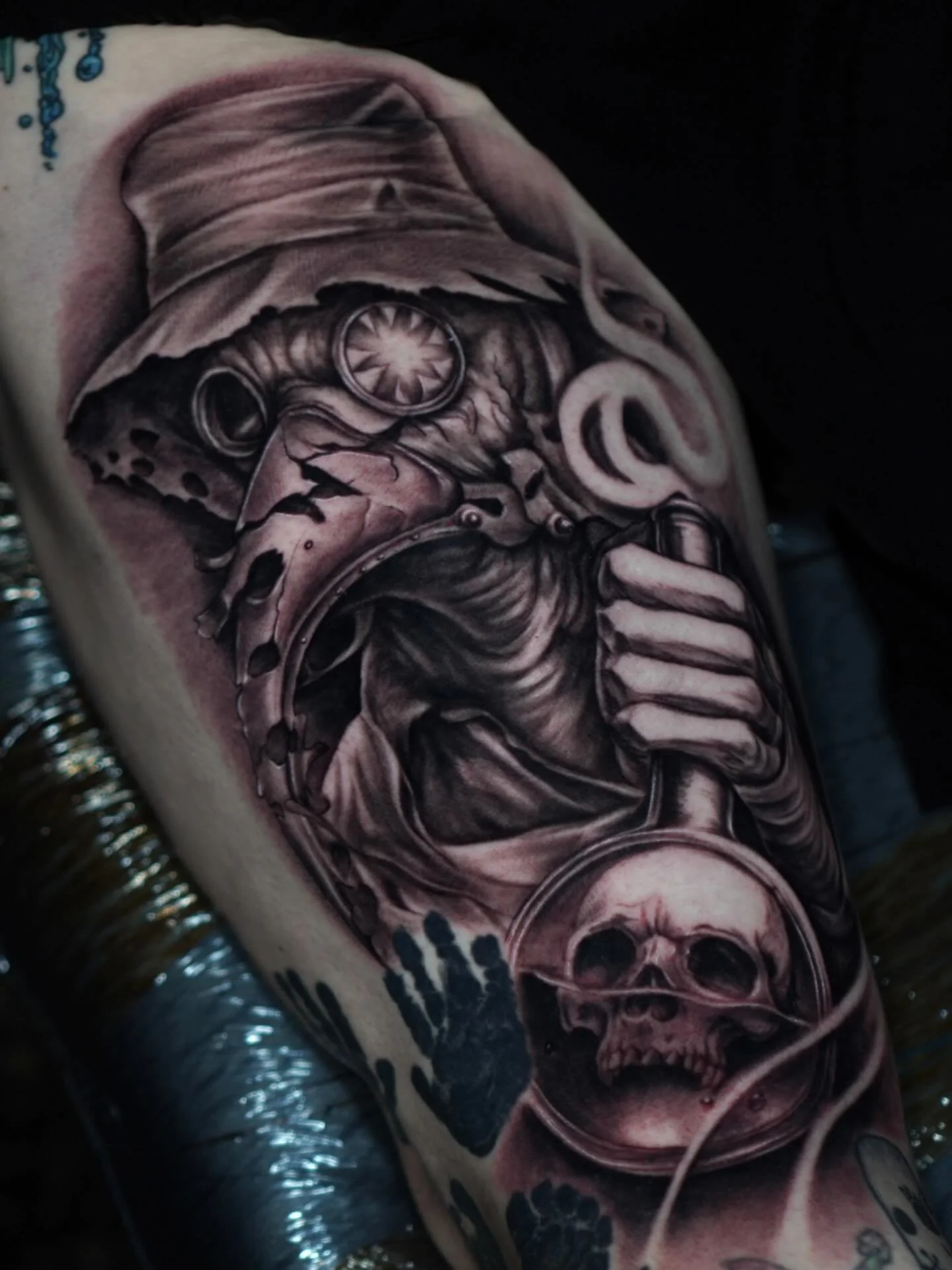 He didn&rsquo;t fear death. He negotiated with it.

@tattystick @industryinksusa @the_sanctuary_tattoo #bgsu #plaguedoctor #ohiotattooers #industryinks #tattystick