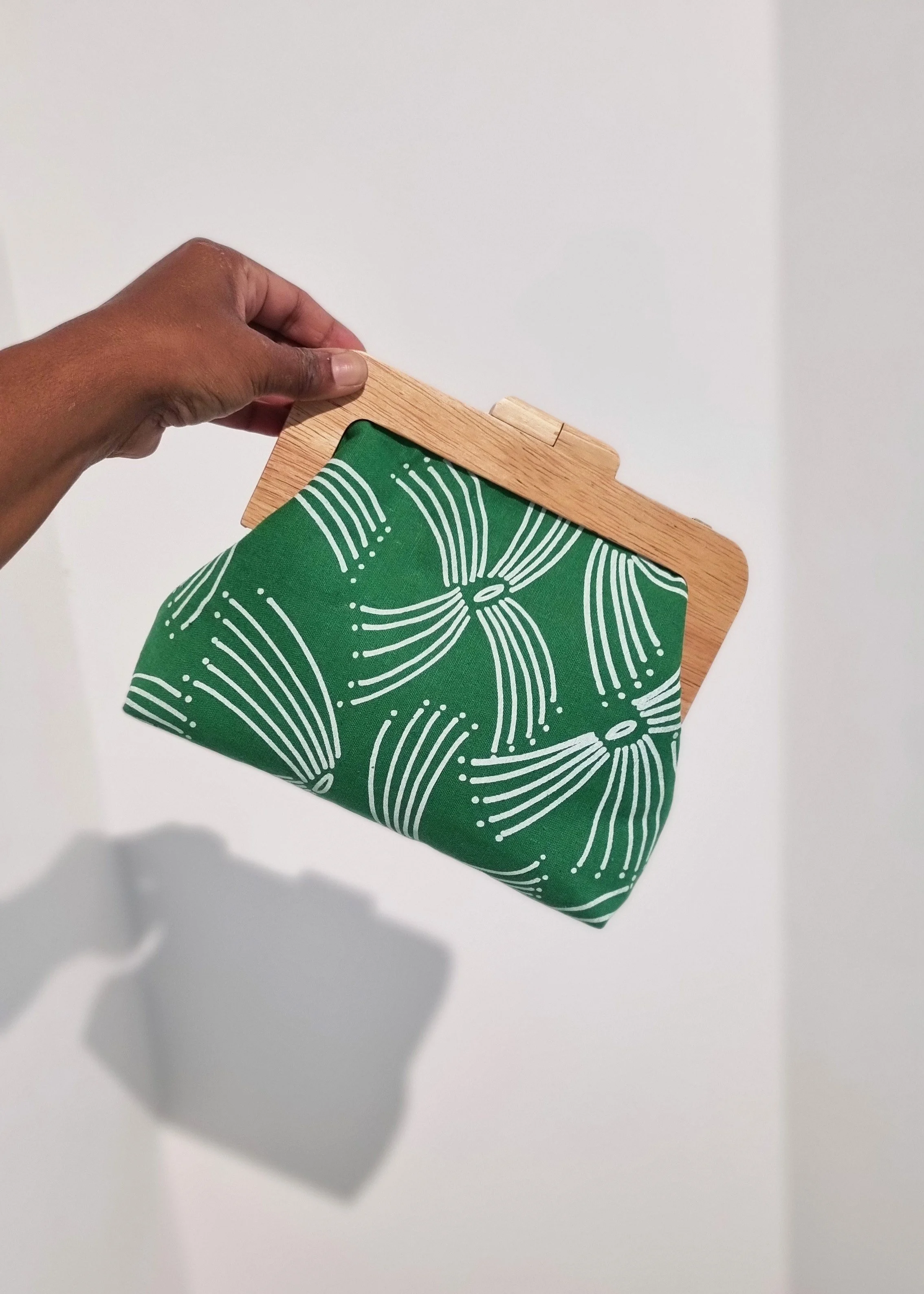 Kistima-MenserM-YOUAREBRAVETEXTILES_SeaPoisonClutchBag_2024_PhotoByKistima-MenserM.jpg