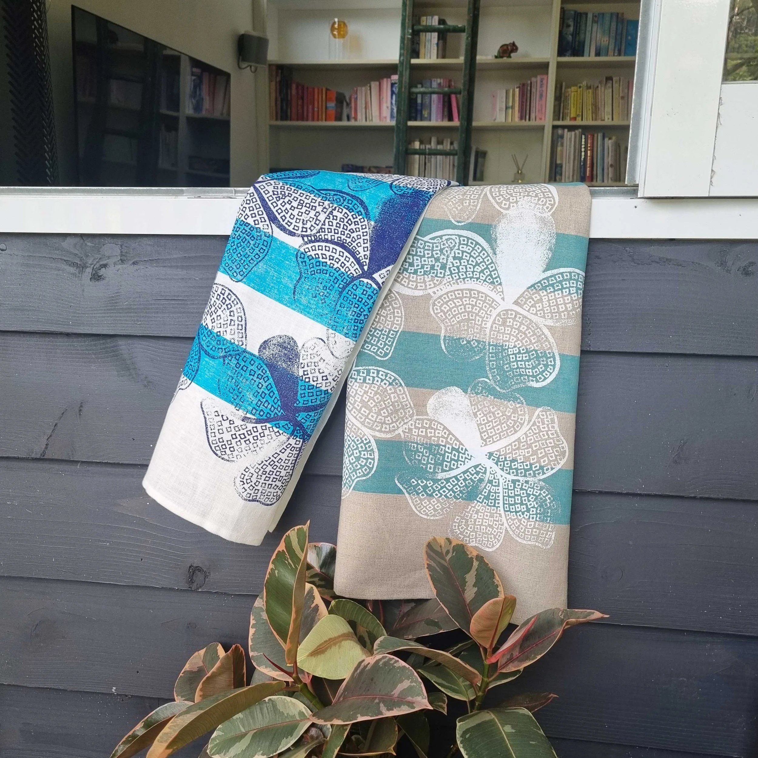 Kistima-MenserM-YOUAREBRAVETEXTILES_BlueHibiscusHandPrintedTeaTowels_2025_PhotoByKistima-MenserM.jpg