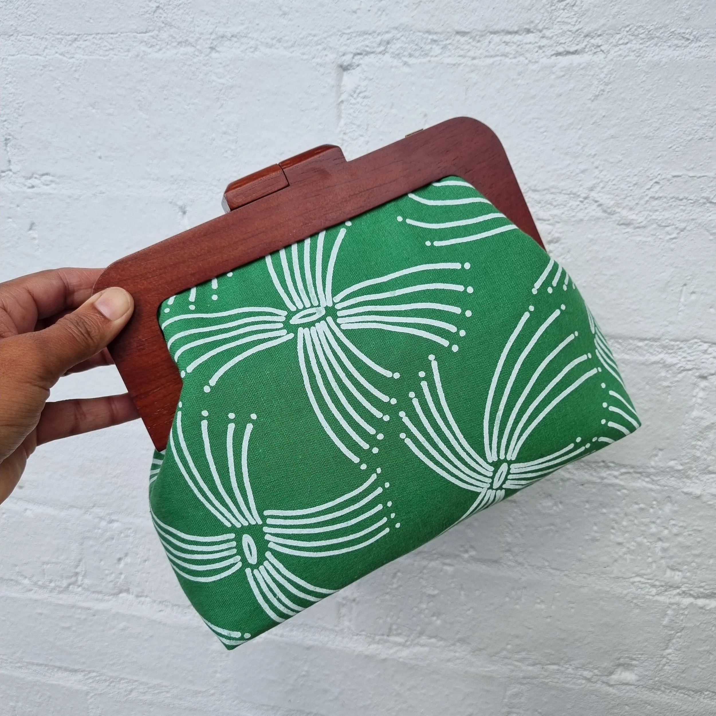 YOUAREBRAVETextiles_SeaPoisonClutch_2025_PhotoMichelleKistima-Menser.jpg
