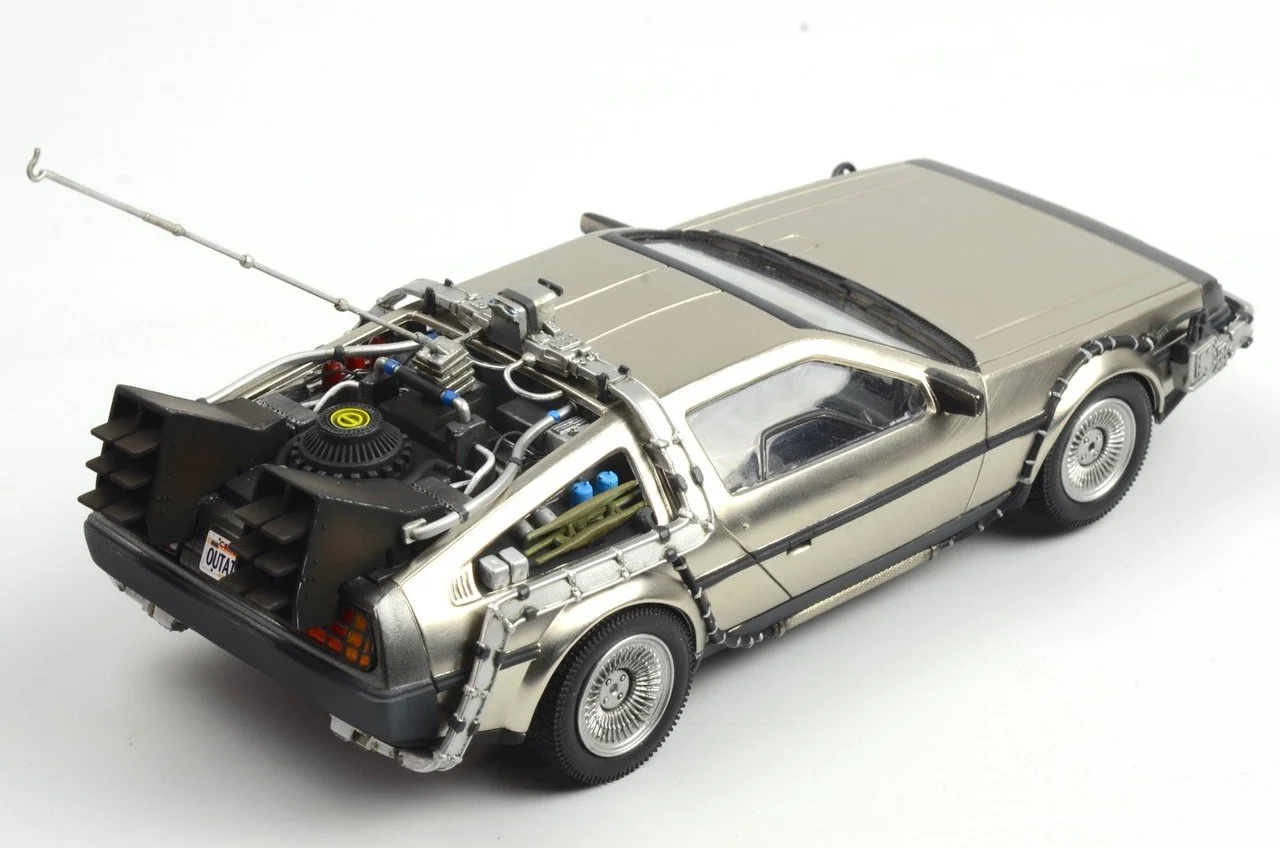 Finished pictures of the Polar Lights Delorean from Back to the Future