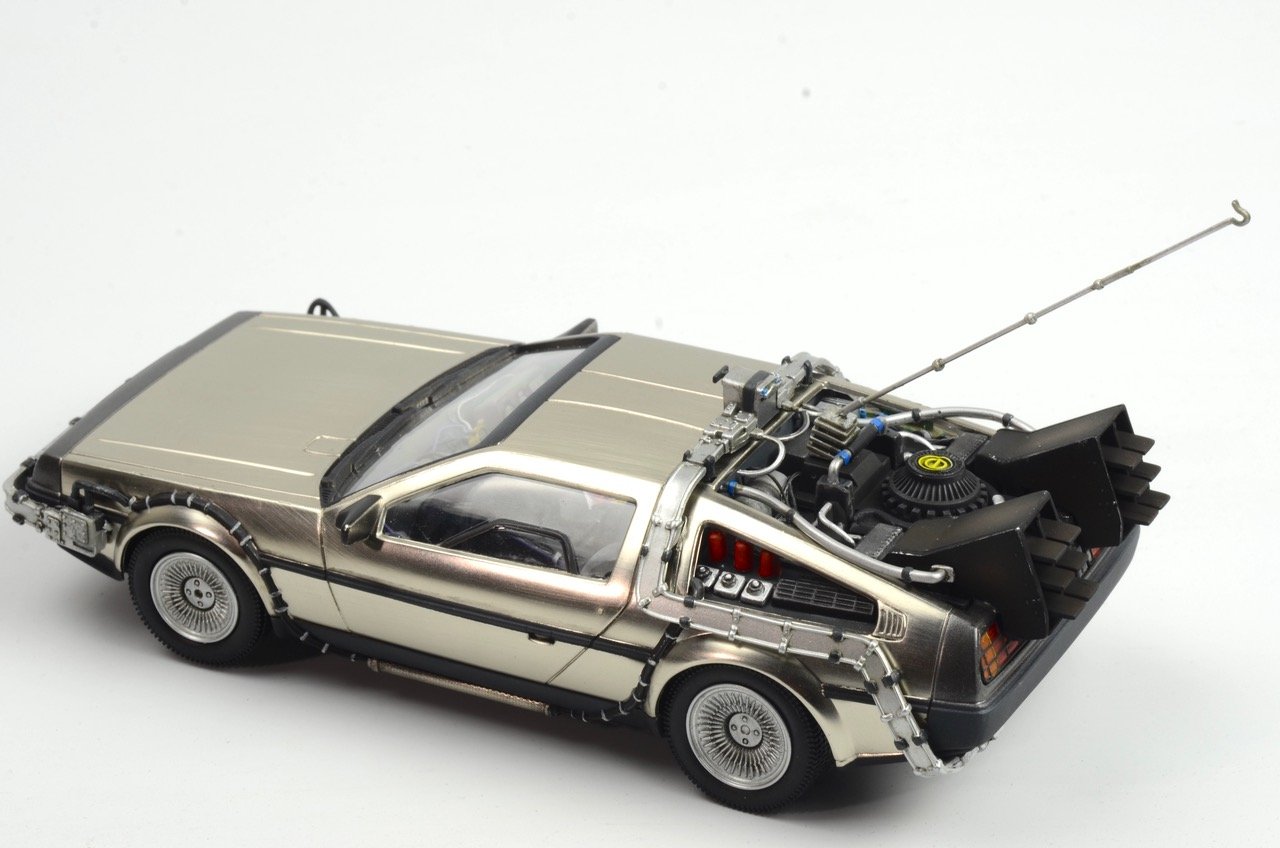 Finished pictures of the Polar Lights Delorean from Back to the Future