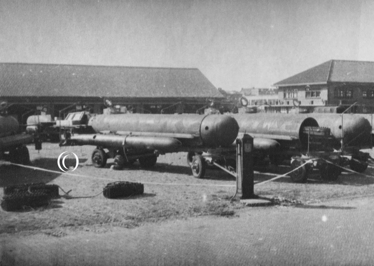 Midget-submarine-molch-may-1945-frederikskazerne-the-hague-nl-NIMH.jpg