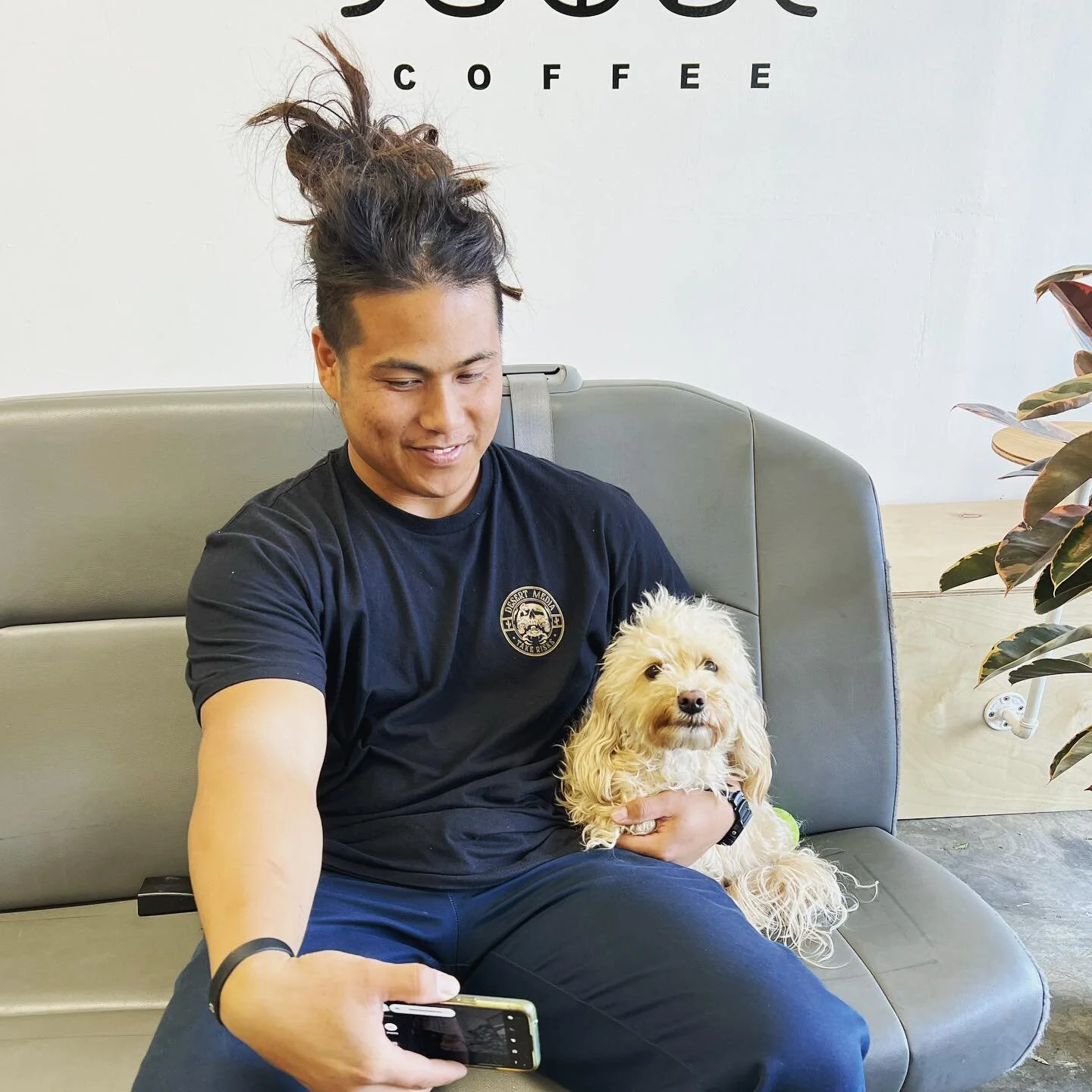 Every time Earl delivers the @dasgudcoffee orders, Gwenny is ready for a hug and a selfie. If you want to pick up amazingly delicious coffee beans give @dasgudcoffee and order beans online. Choose our location as your pick up location and save on shi
