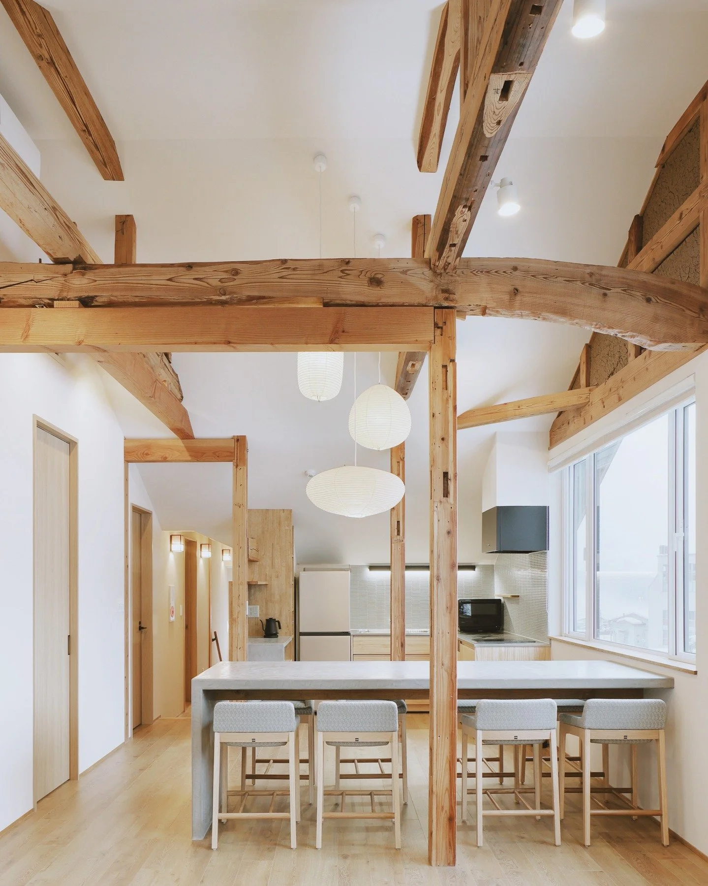 野沢の歴史ある木造建築を活かした「タヌキ」のリノベーションをご紹介します。築100年を超える建物に新たな命を吹き込み、ホテルの最新棟をデザインしました。

野沢らしさに根ざしたミニマルな美学をベースに、快適さと機能性を追求。

構造の美しい梁をあえて見せることで、この建物が歩んできた歴史や物語を感じられる空間に仕上げています。

Here&rsquo;s a look at the Tanuki renovation. The hotel&rsquo;s most recent expansio