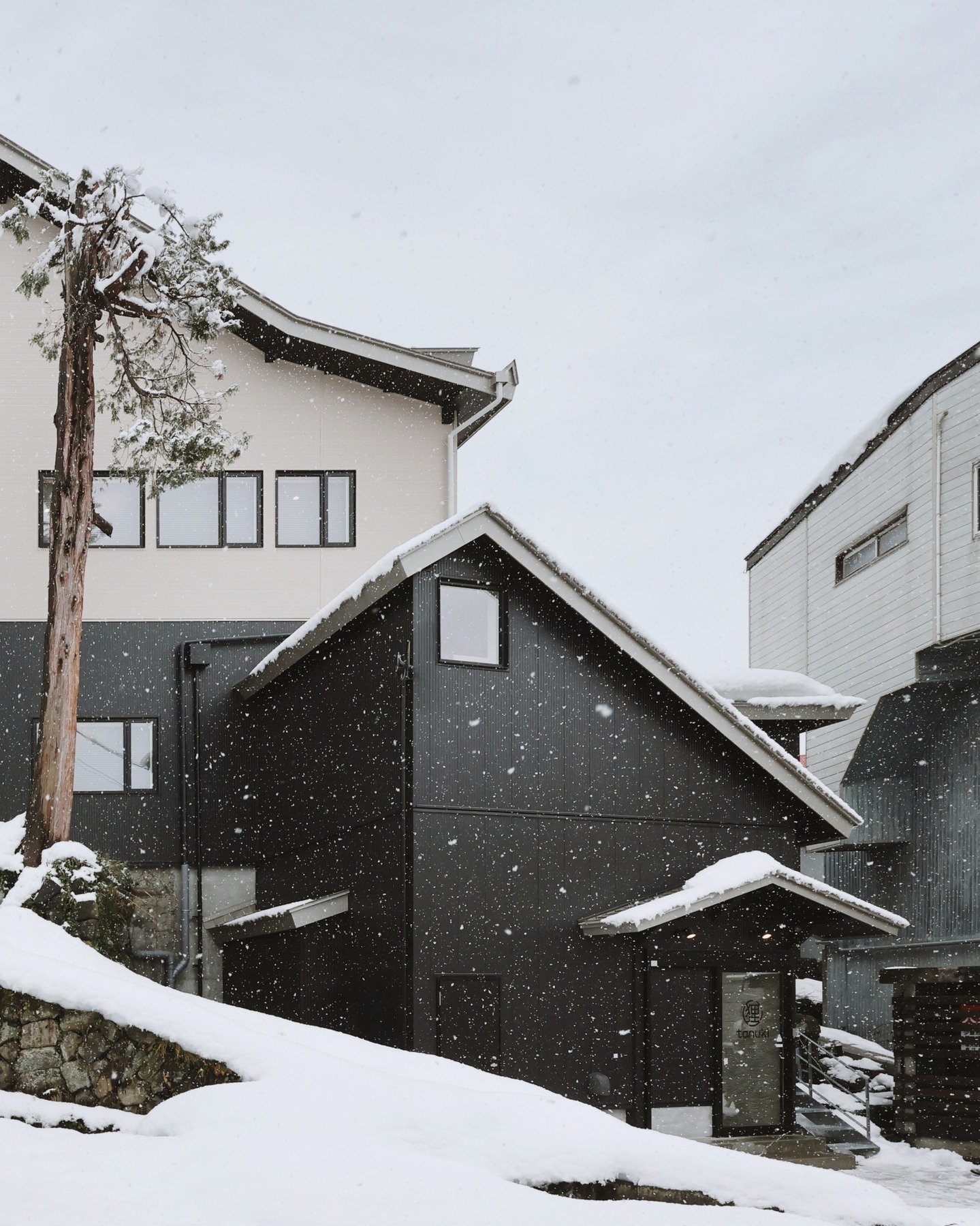 野沢温泉で手がけた「タヌキホテル」の改修工事。
 築100年以上の建物で、数か月にわたる工事を経て、昨年12月に再オープンしました。
解体の過程で、建物に刻み込まれた多くの歴史の層が現れました。
改修前の写真もぜひご覧ください。

A few shots from the Tanuki Hotel renovation we completed last year in Nozawa Onsen. The building dates back over 100 years and finall