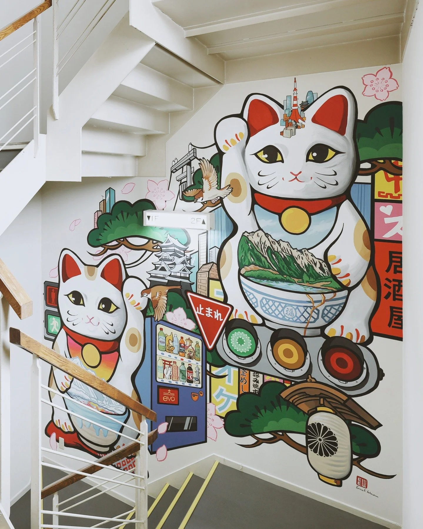 Art played a big role in the design of Evo Hotel, adding little moments of surprise and connection throughout the space. 

エボホテルのデザインにはアートが大きな役割を果たし、館内の随所に小さな驚きやつながりの瞬間を生み出しています。

The collection includes works by both local and international artists: