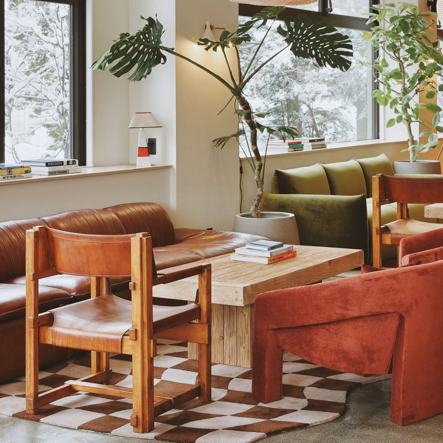 We loved working on the Evo Hotel&rsquo;s communal spaces &mdash; designed to bring people together after a day on the mountain.

山を満喫した一日の終わりに、人々が自然と集まれる&mdash;&mdash;そんな共用スペースをEvo Hotelに描くことができて、私たちも心躍る思いでした。