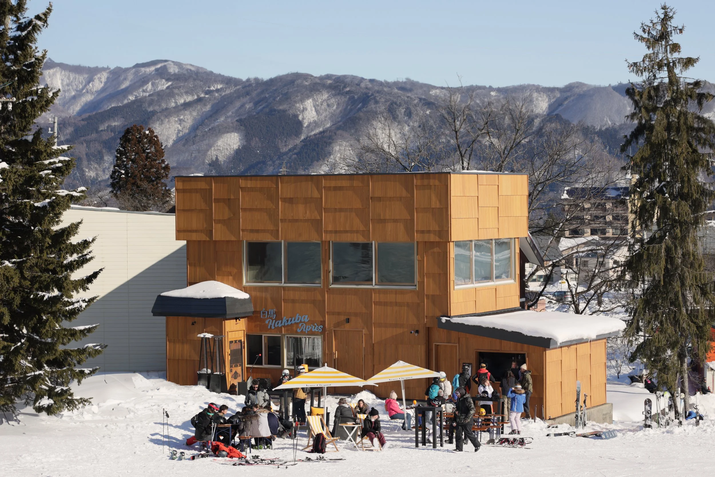 ハクバ・アプレ — 山々を背景にした屋外デッキ