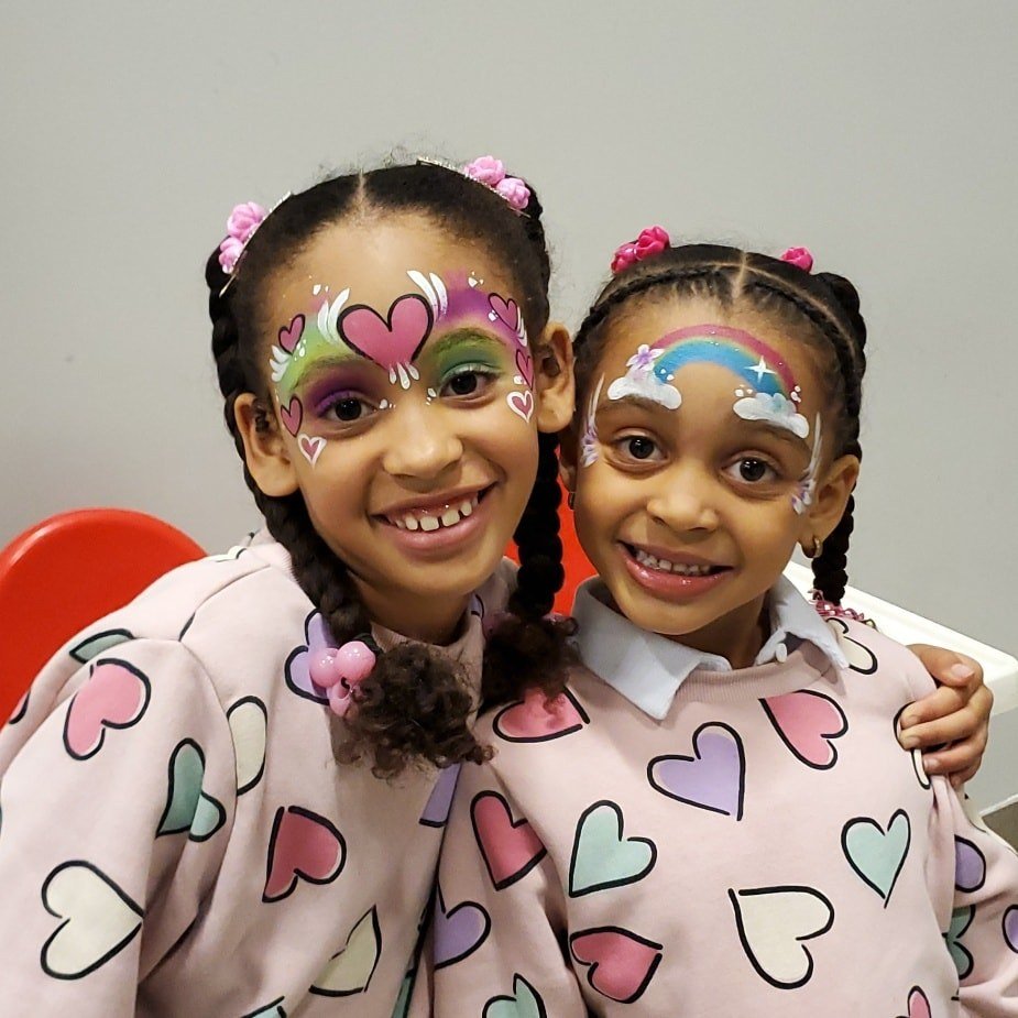 👯 I love when people go twinsies with their outfits &lt;3 it is the cutest thing. we also did some matching (to her shirt) face painting for the older sister! 💕 DM or click the link in bio to book our services

🎨 Face &bull; Body Painting
🌈 Matte