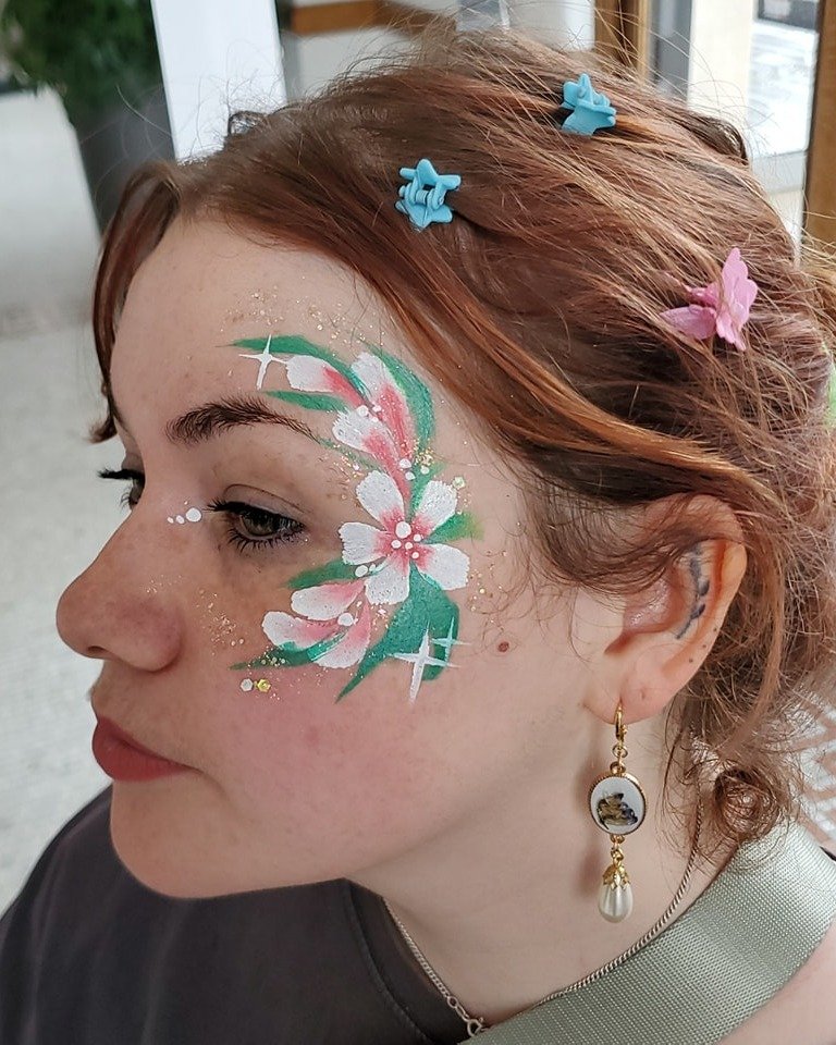 🌼 check out these simple but beautiful floral designs, with lots of glitter of course muahahaha everyone here loved glitter just like me ✨ if you'd like to book our services for your event, DM us or click the link in bio!

🎨 Face &bull; Body Painti