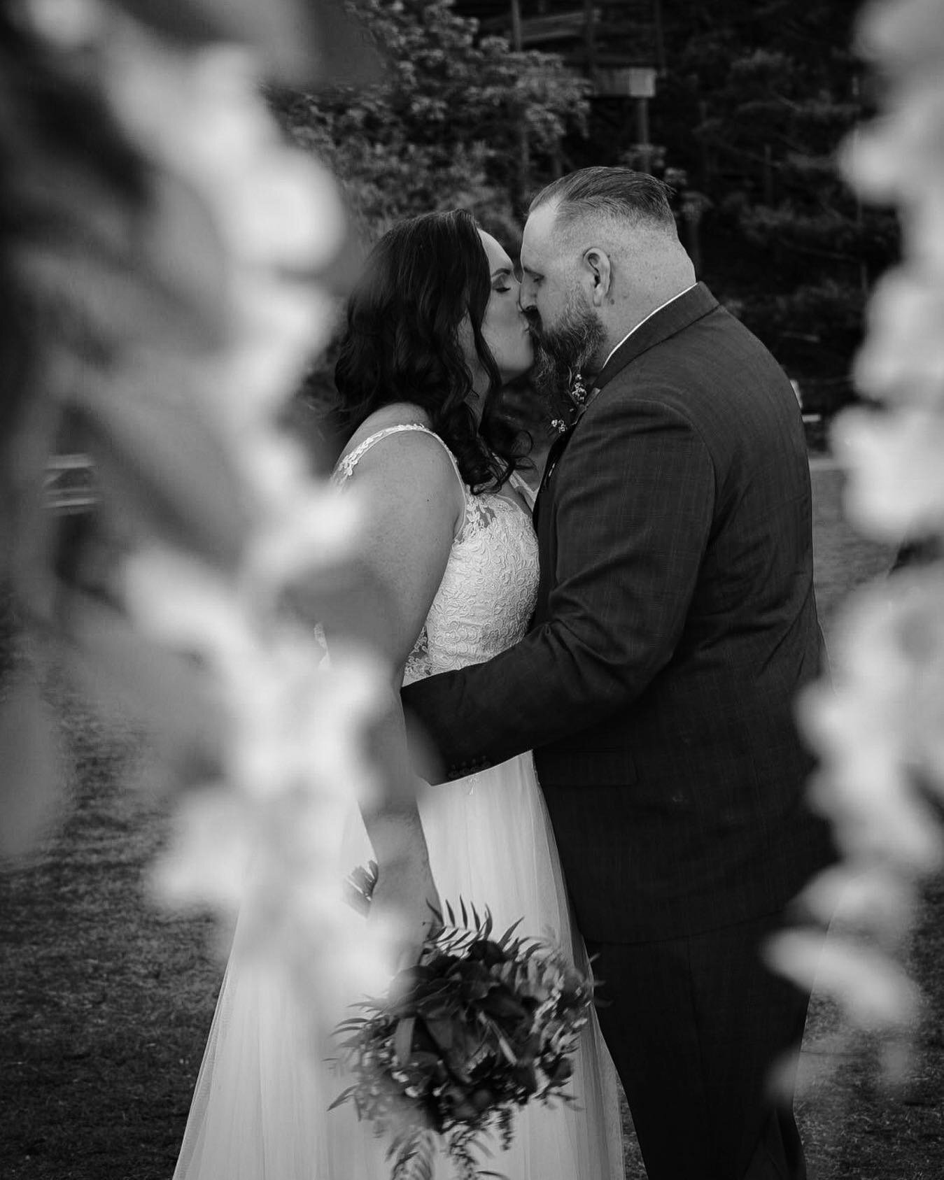 A snappy drive to the north side up to old Redcliffe town, to document these two fab peeps. Thank you Emma &amp; Dean for your trust and allowing me to share your day. @thekomoredcliffe #redcliffe #beachwedding #suttonsbeach #moretonbay #moretonbayre