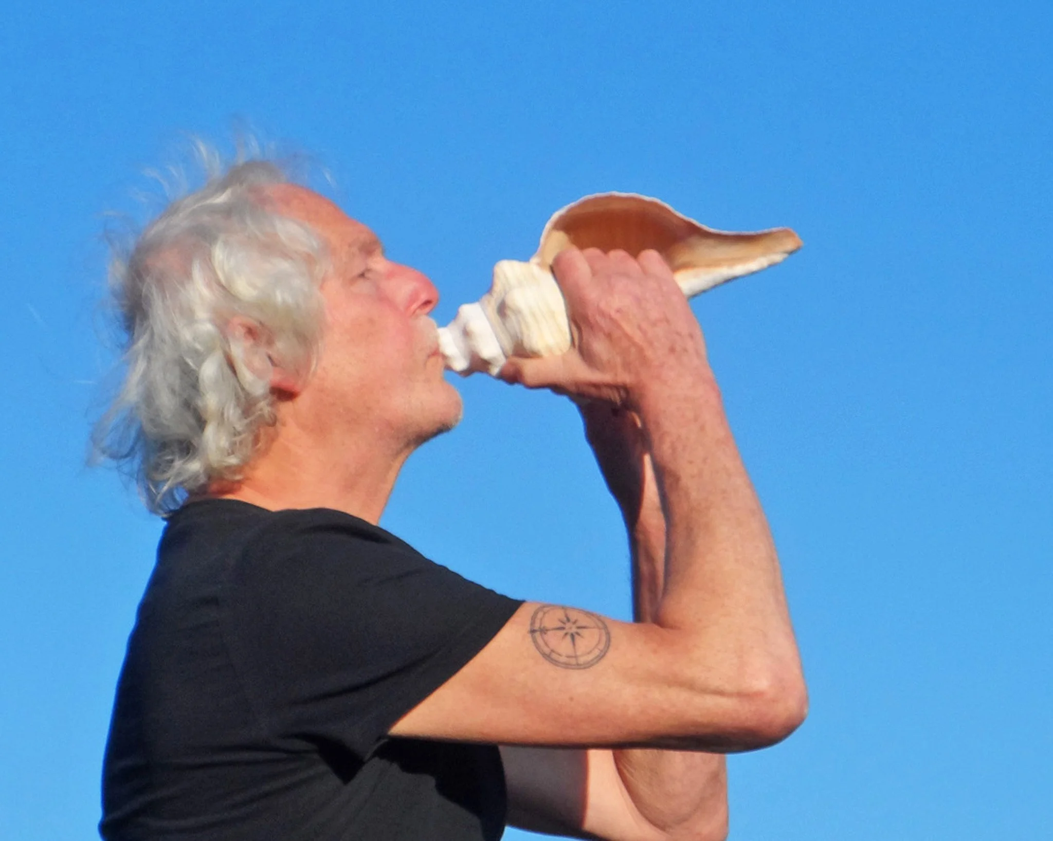 Het blazen van de schelphoorn...