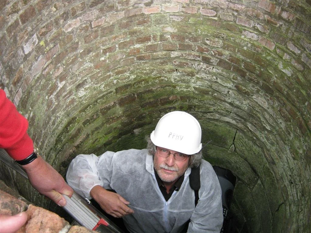 Afdaling in de waterput te Bathmen voor de performance 'De profundis' (juni 2009). 