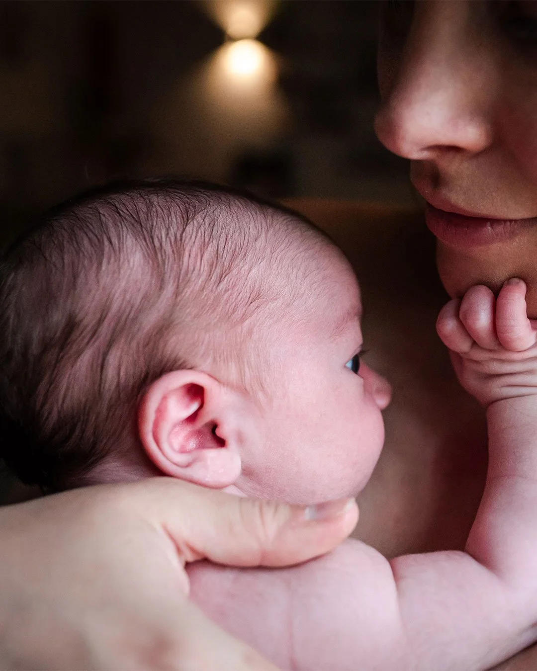 💧 Une simple goutte&hellip; mais tellement de sens. 

Au contact de la peau de son b&eacute;b&eacute;, une perle de lait s&rsquo;est form&eacute;e sur son sein. 
Et pourtant, cette maman n&rsquo;allaite pas. 

C&rsquo;est l&rsquo;ocytocine, l&rsquo;