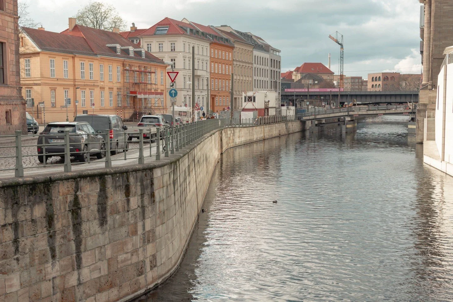 Curve along the channel. 

.
.
.
.
#lightsofsidonia#travelexposurephotography#worldphotoagency#yourshotphotographer#womenphotograph#adventure#berlin #travelberlin #germany #visitberlin#berlinlovers#urbanphotography#instaberlin#weloveberlin#nikonpictu