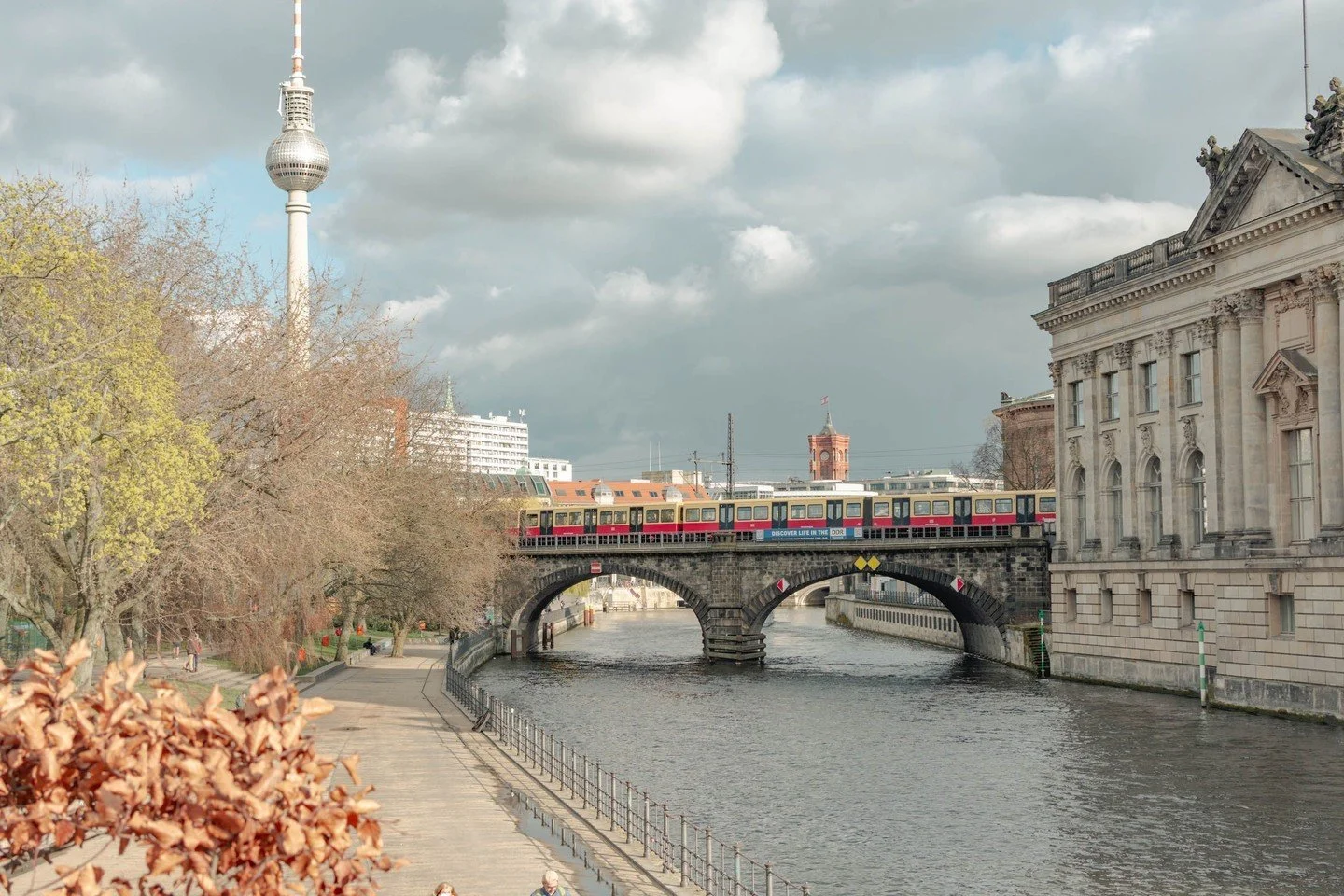 S-Bahn leaving the Museum Island. 

.
.
.
.
#lightsofsidonia#travelexposurephotography#worldphotoagency#yourshotphotographer#womenphotograph#adventure#berlin #travelberlin #sbahn #visitberlin#berlinlovers#urbanphotography#instaberlin#weloveberlin#nik