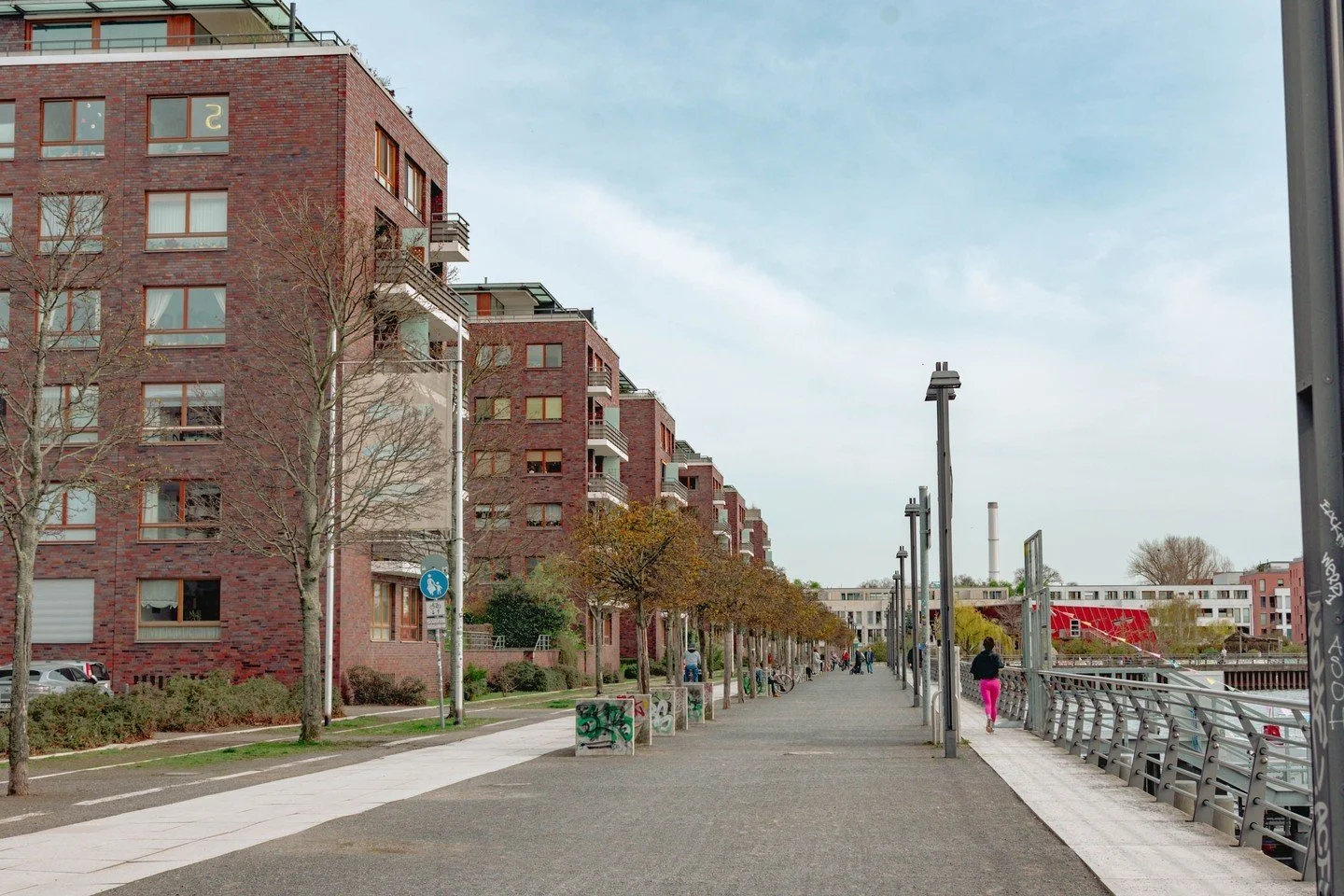 Jogger on the boardwalk. 

.
.
.
.
#lightsofsidonia#travelexposurephotography#worldphotoagency#yourshotphotographer#womenphotograph#adventure#berlin #travelberlin #germany #visitberlin#berlinlovers#urbanphotography#instaberlin#weloveberlin#nikonpictu