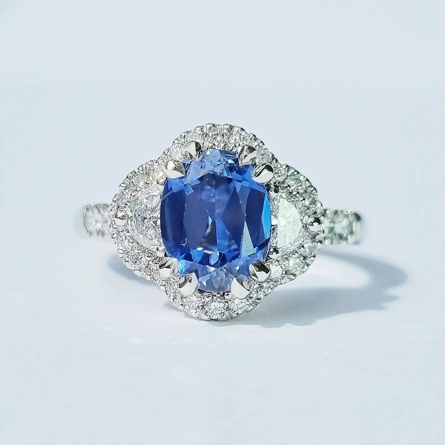 A recently finished sapphire and diamond dress ring. Such a classy piece! Made in platinum with a 2.3ct royal blue sapphire accompanied by 2 diamond halfmoons,halo and band.

For all custom enquiries dm or email the fardell collection.

#sapphireenga