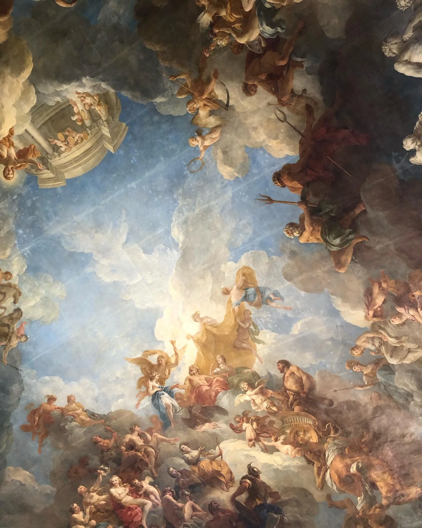 Visited Versailles with the kids this weekend. I hadn&rsquo;t seen it in a very long time and we spent pretty much the entire day visiting the palace, gardens and smaller Trianon residences.
We walked a lot and the weather was stunning.