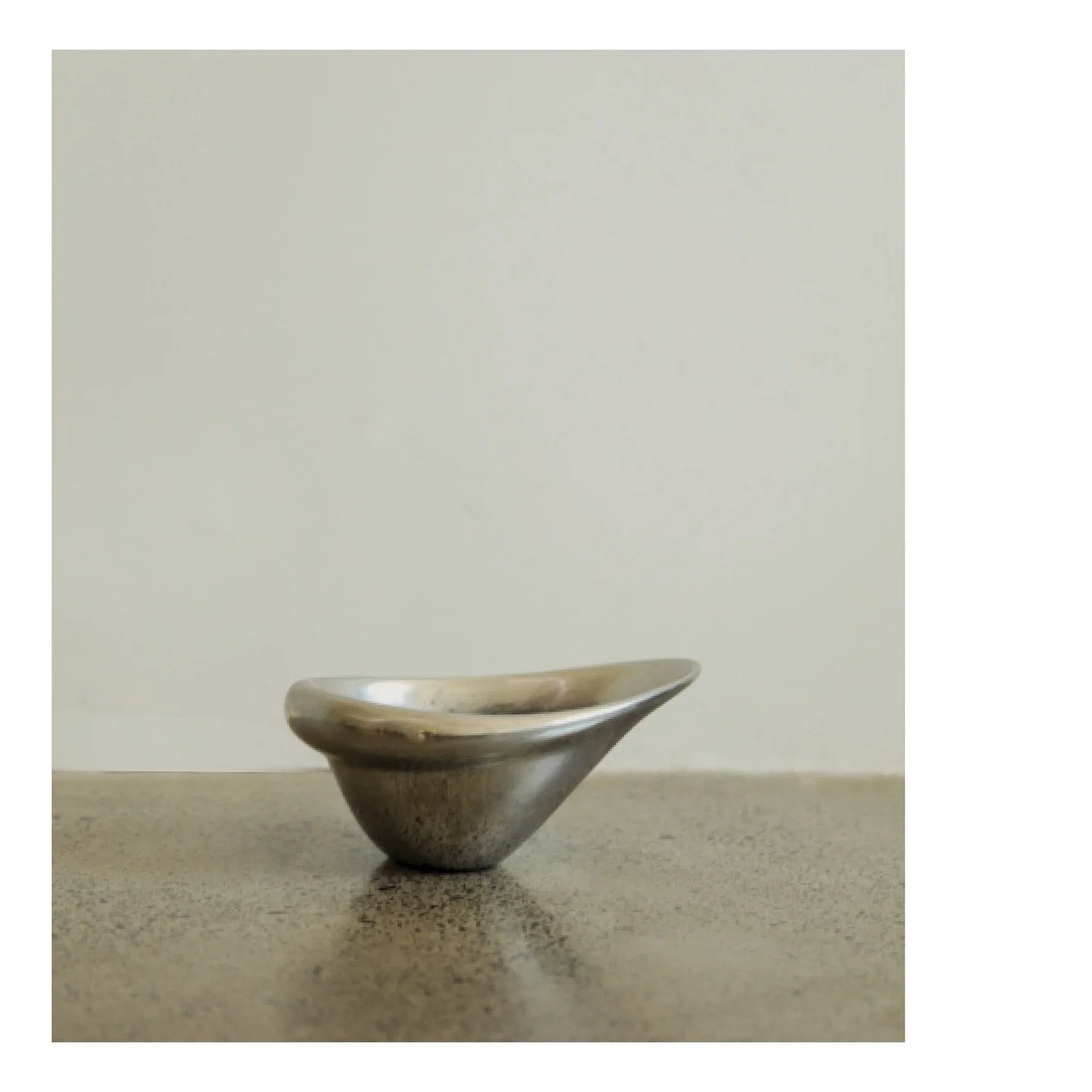 VINTAGE |  Chrome Bowl
.
.
Mid Century Modern
Finish: Chrome
Dimensions: H30 cm x W20 cm x D12 cm
Qty: 1
SOLD
.
.
.
.
.
#vintagefurniture #vintage #interiordesign #brutalism #midcenturymodern #midcentury #midcenturyfurniture #antiquefurniture #mcm #f