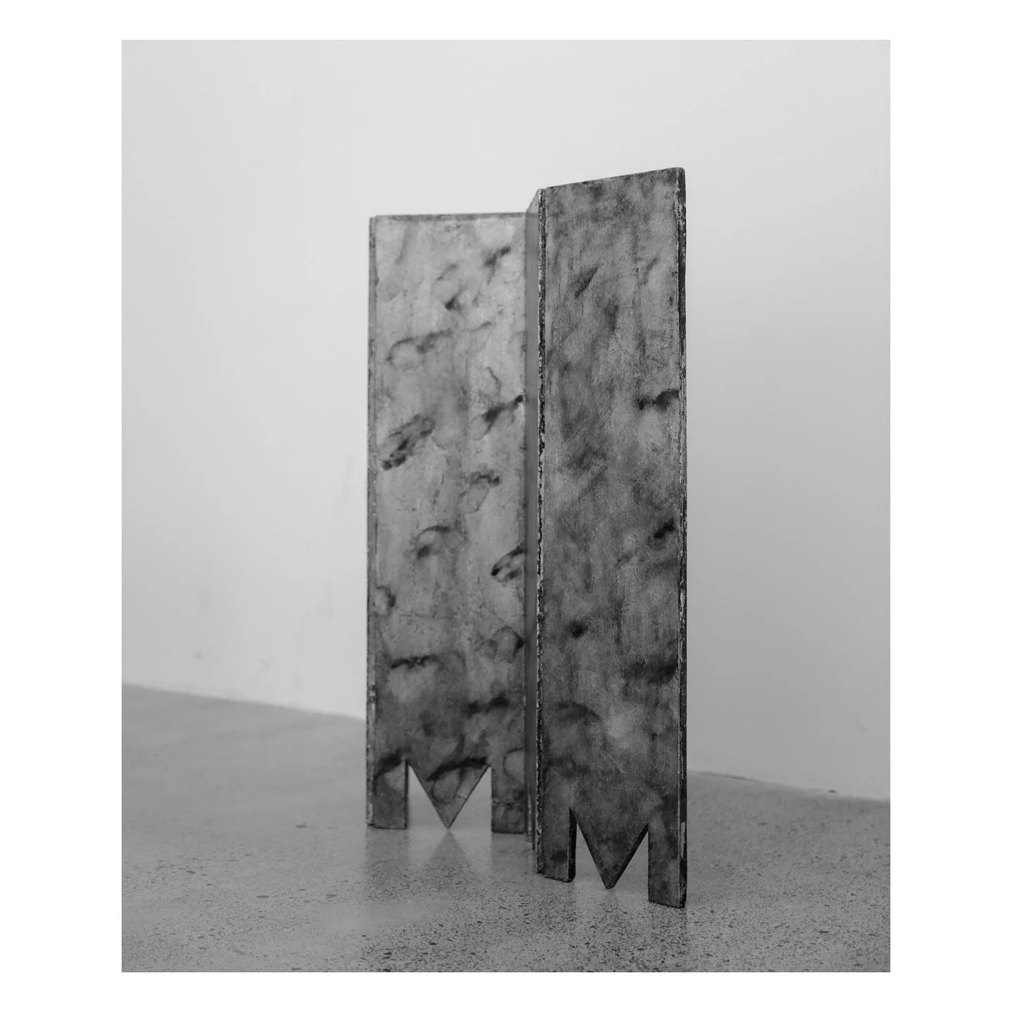 MID CENTURY MODERN | Timber Fire Screen.
.
.
Mid Century
Finish: Foil Clad, Timber
Dimensions: H92 cm x W92 cm x D25 cm
Qty: 1
.
.
.
.
.
 
#vintagefurniture #vintage #interiordesign #brutalism #midcenturymodern #midcentury #midcenturyfurniture #antiq