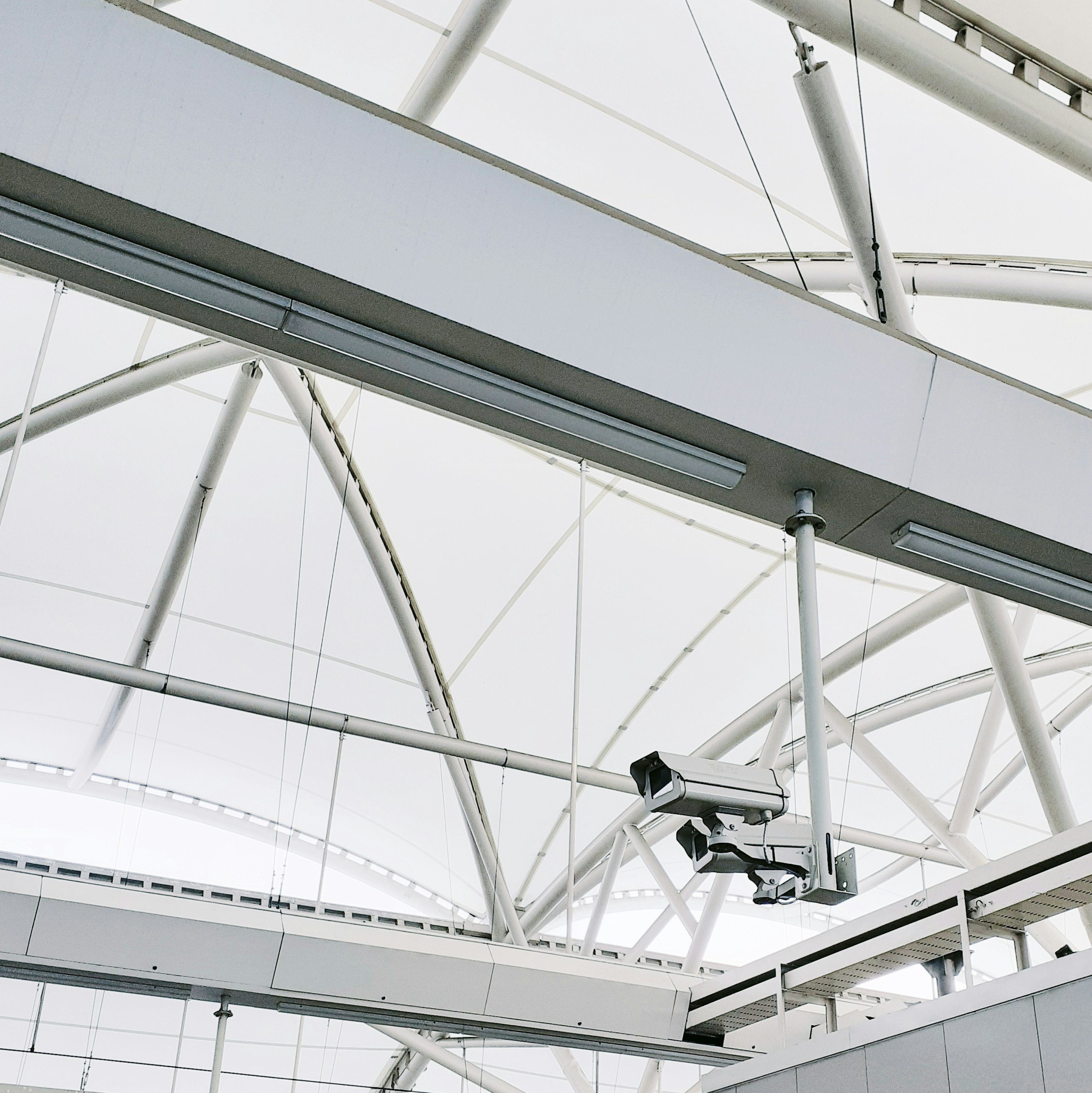 Balancing Stock Protection and Customer Satisfaction in Retail Environments