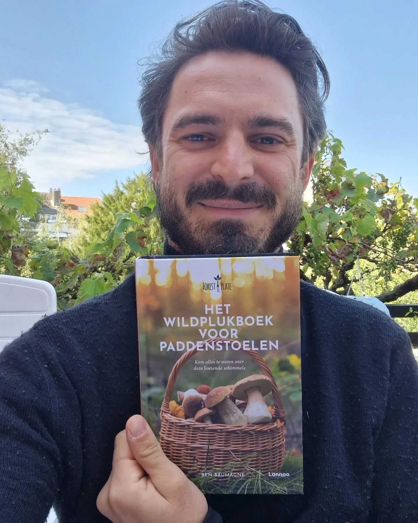 SUPER EXCITED over het nieuwe wildplukboek voor paddenstoelen geschreven door @benbrumagne

Heel erg bedankt @pj.v.assche voor het eindeloze nalezen samen met @verschaeve.heidi &amp; @uitgeverijlannoo. 

Voor de foto's @quintenprinsen en layout @katr
