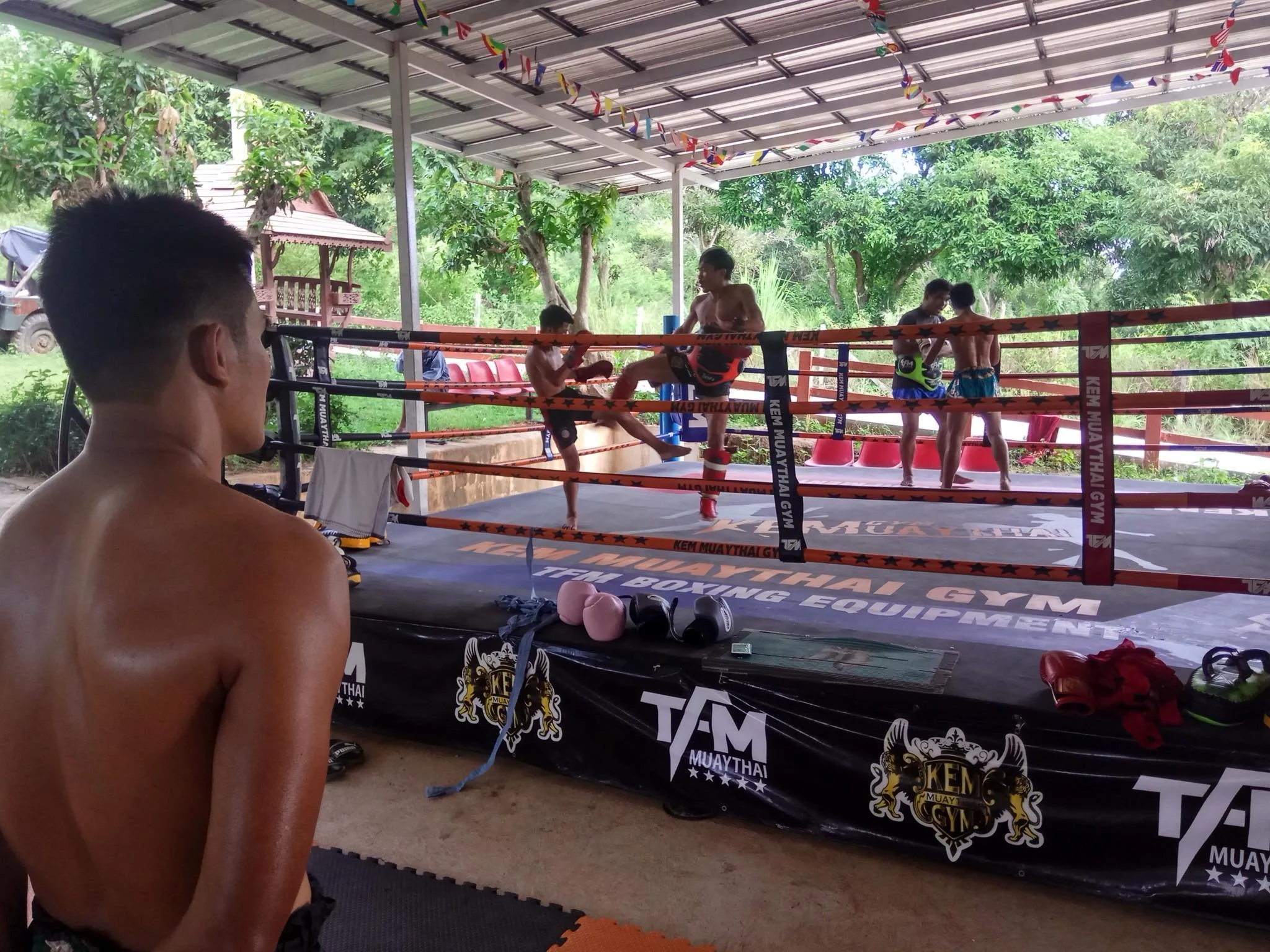 Kem Sitsongpeenong watching over his fighters