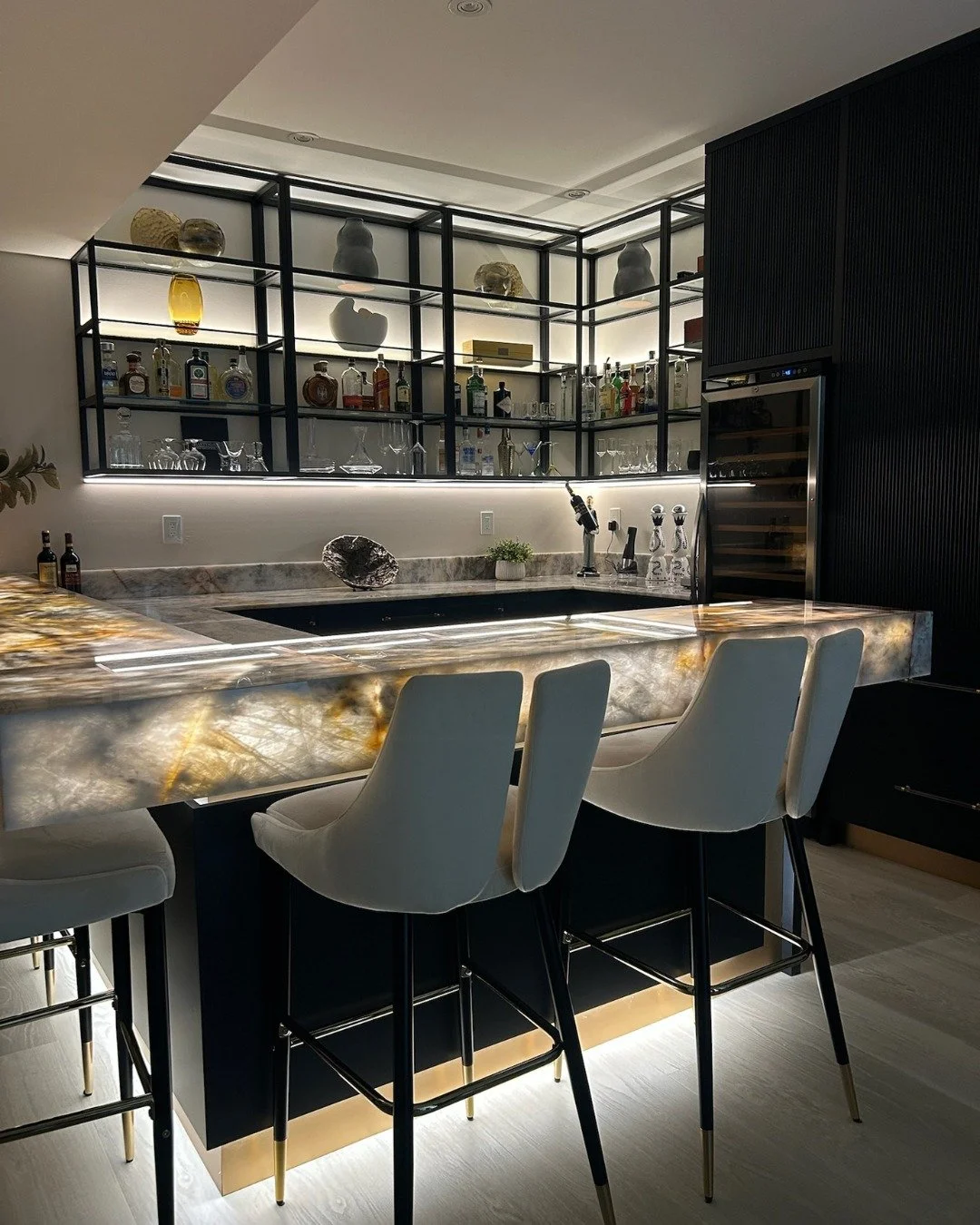 We love a good before and after! 🙌✨ This space went from simple to stunning &mdash; with generous storage and dramatic underlit onyx counters that set the perfect mood for entertaining.

Now that the weather&rsquo;s getting colder, there&rsquo;s no 