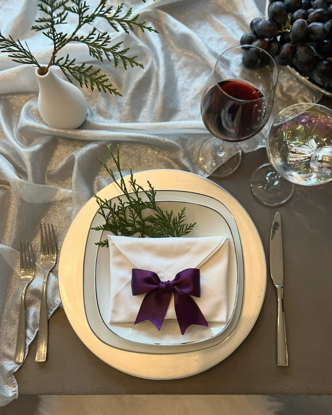 The holiday season means lots of entertaining &mdash; and that calls for some fancy napkin folding! 🎄🍽️

From classic folds to creative twists, it&rsquo;s all in the details.
Which style is your favourite?