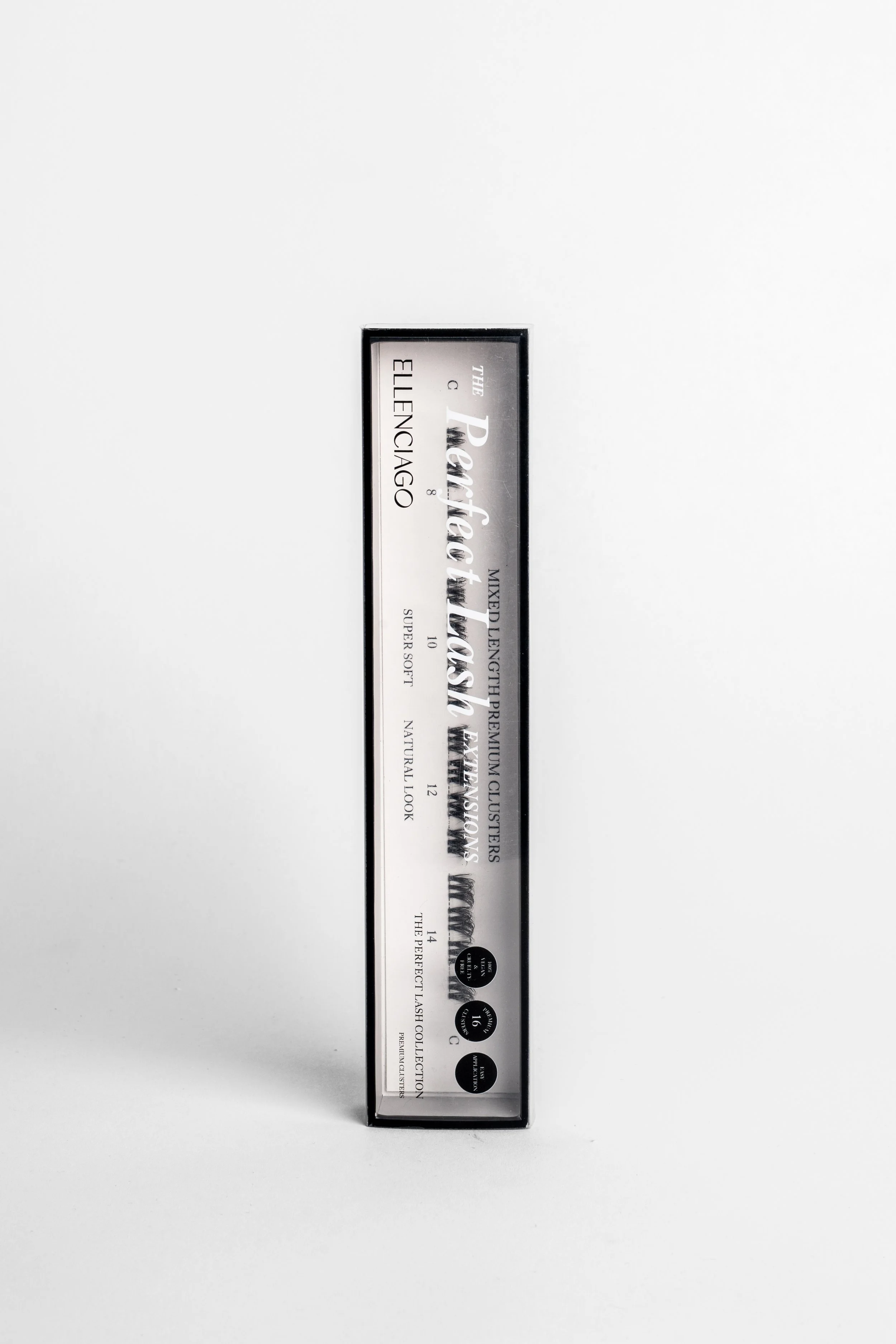 En lang, smal æske med vipper der står lodret på en hvid baggrund.