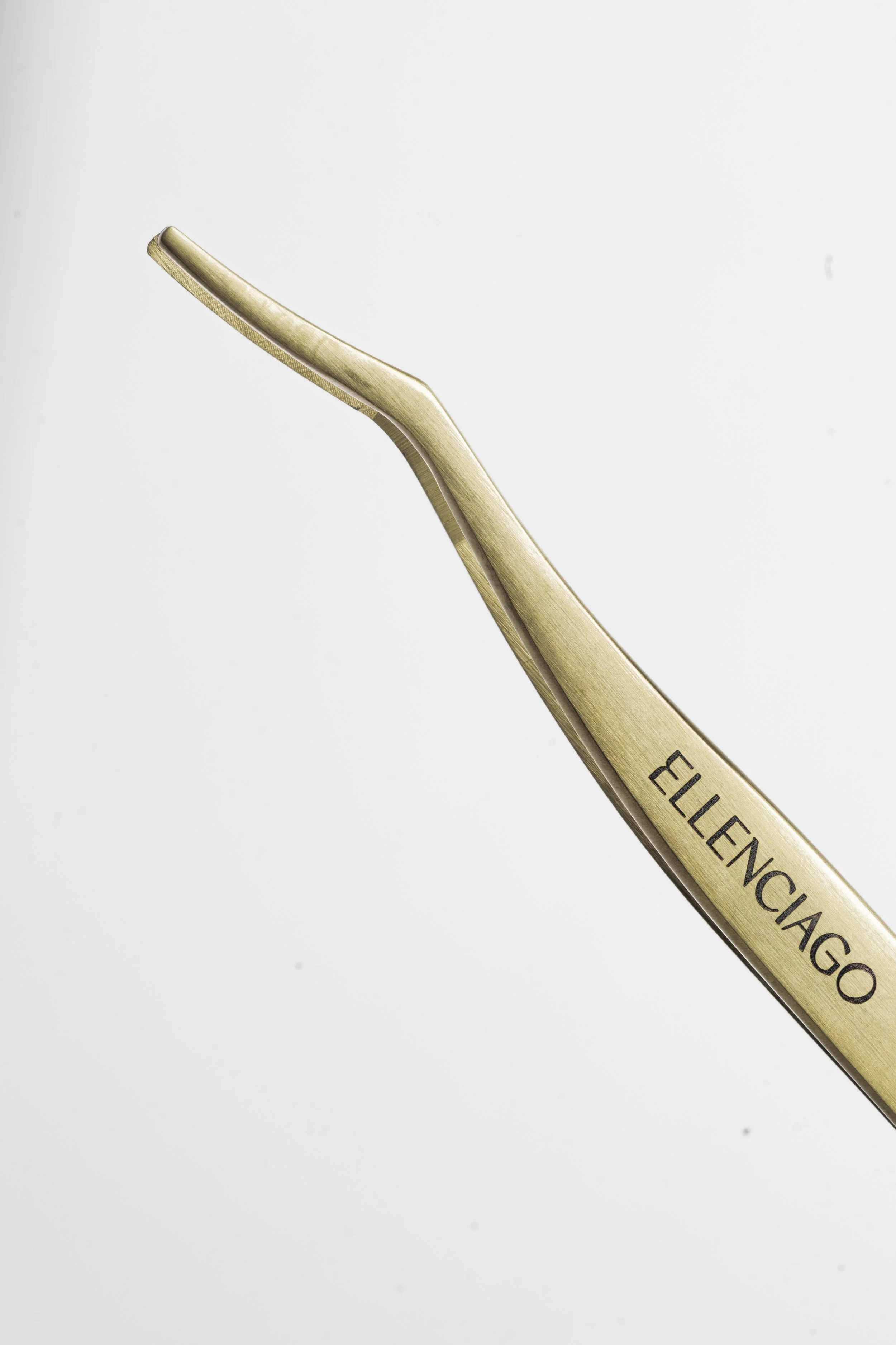 En påsætter med teksten 'ELLENCIAGO' på håndtaget, placeret mod en hvid baggrund.