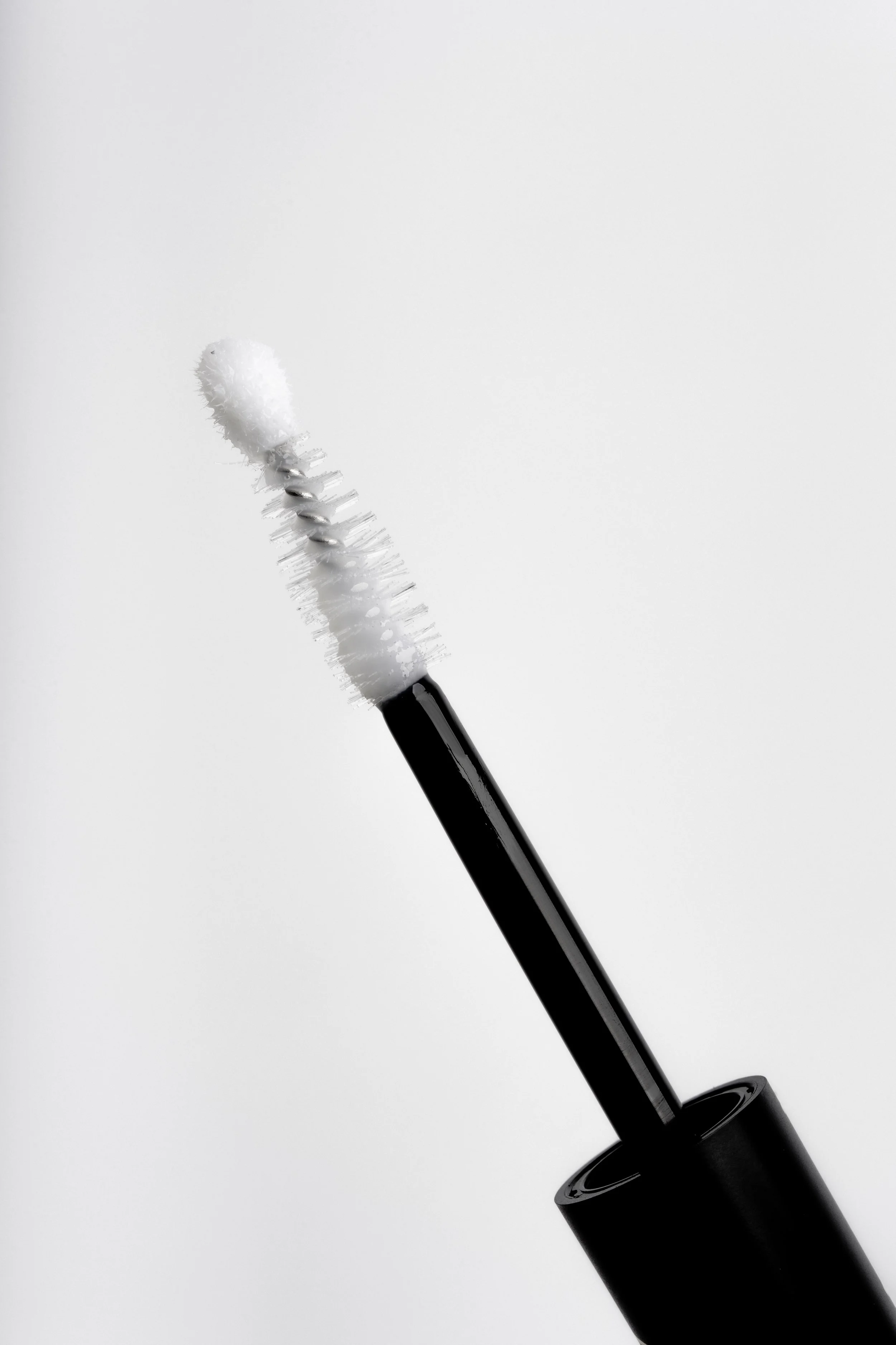 Lille børste der er hvid mod en hvid baggrund.