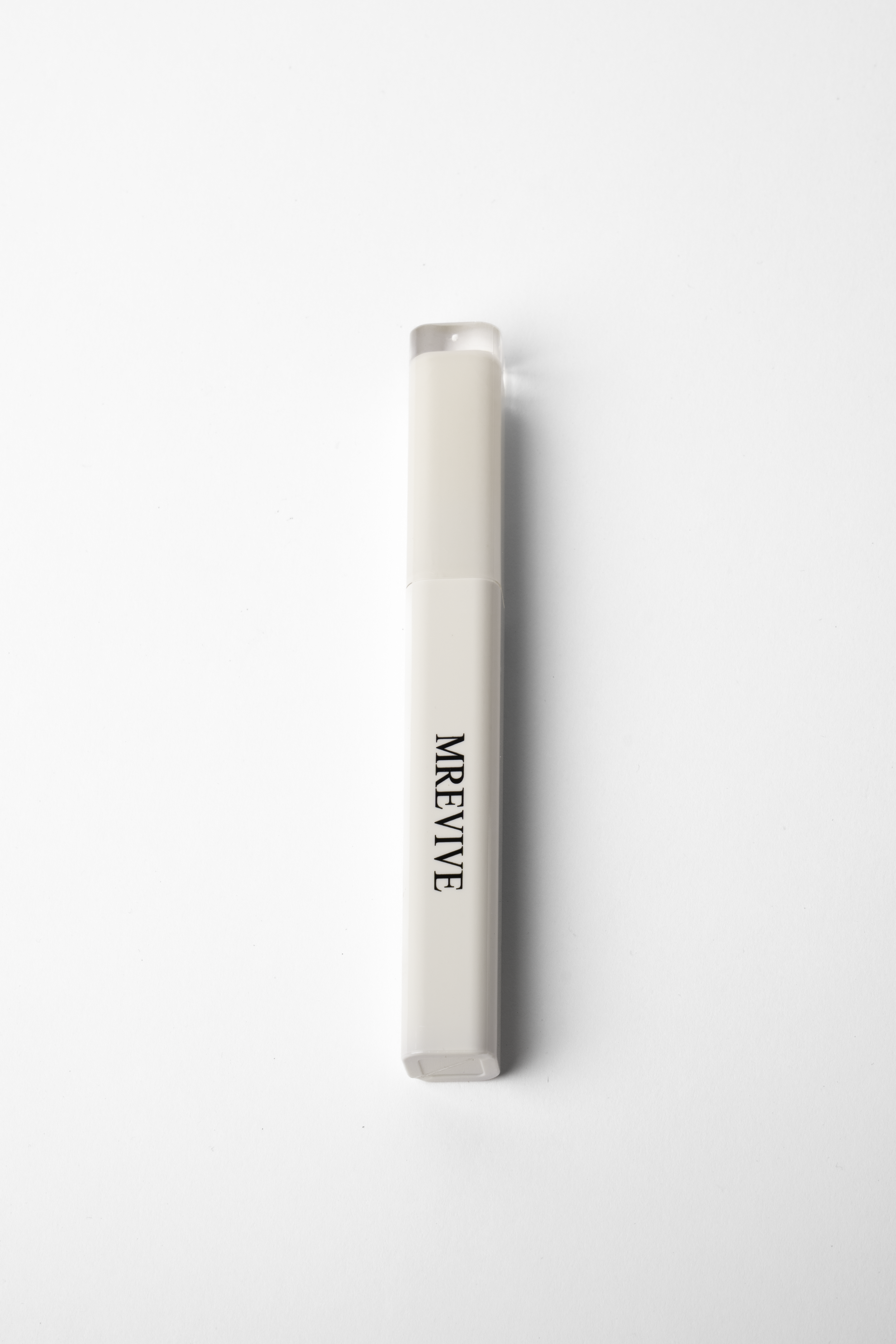 En hvid eyeliner pen med teksten 'MRE VIVE' på.