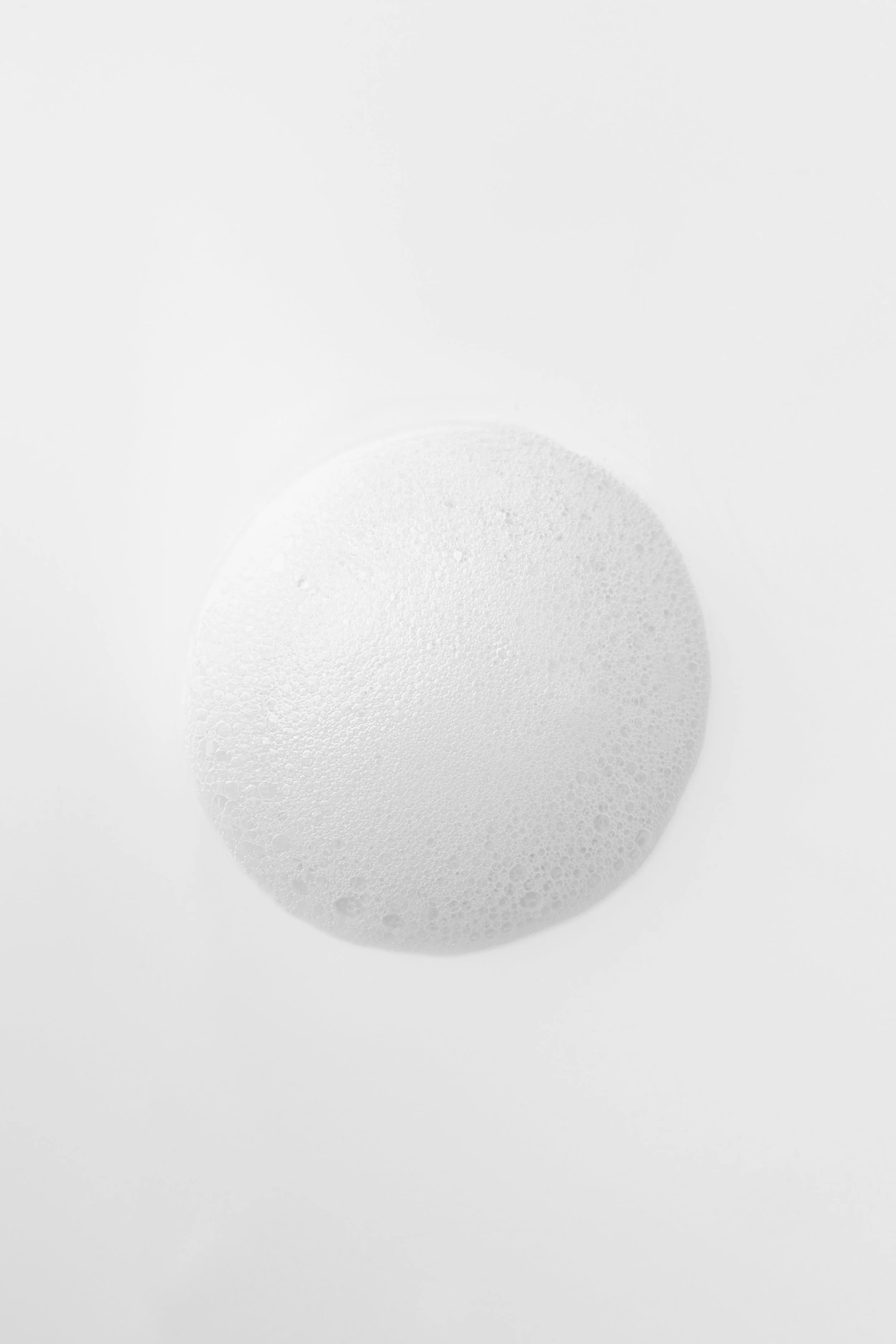 Skum fra et  i en skål på hvid baggrund.