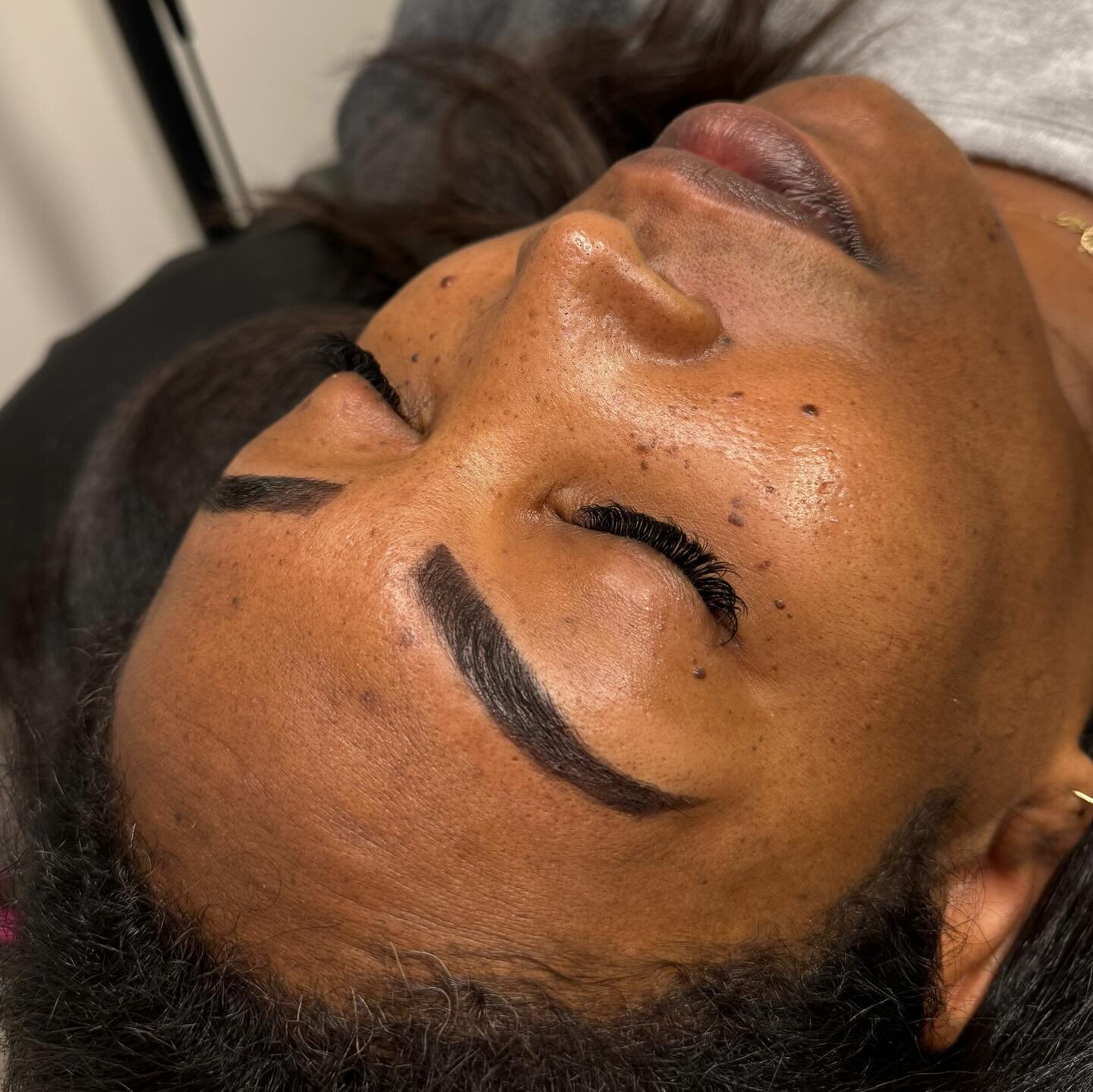 Brow Sculpt! 🤩 What is it? Who is it for? Let&rsquo;s dive into it 👇🏻

A brow sculpt is a brow service comprising of shaping, waxing, &amp; a hybrid stain. 

We start the service off with a consultation to discuss what you like about your brows, w
