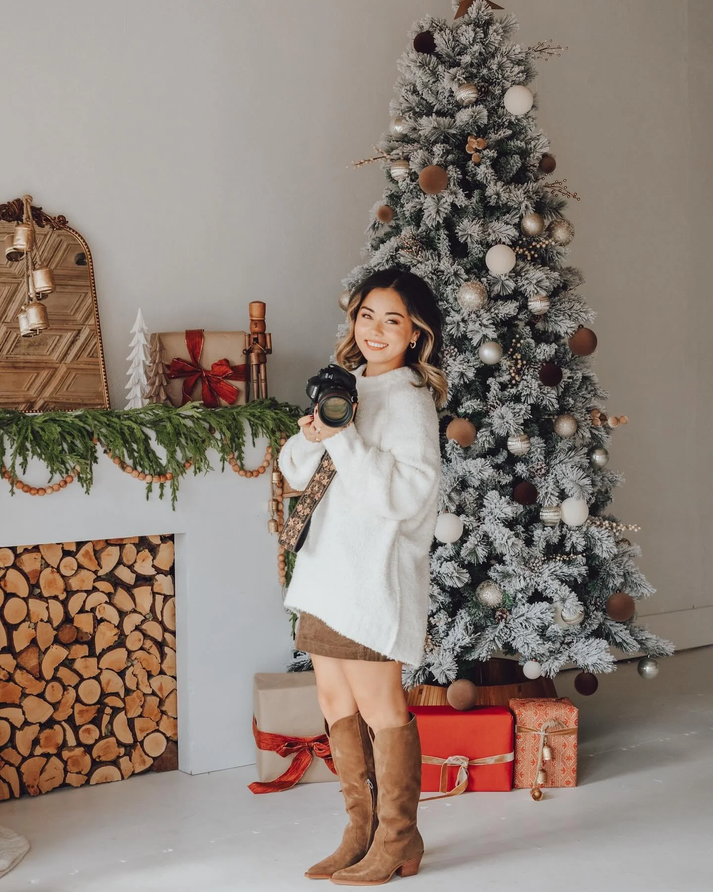 🎄Here&rsquo;s a sneak peek at the Christmas mini setup! There&rsquo;s still some slots available if you want to book a session with your family here! 🕯️ 

Cost: $225, with a $125 retainer fee
Date: November 9, 2024
Time: 20 minutes
15 photos with t