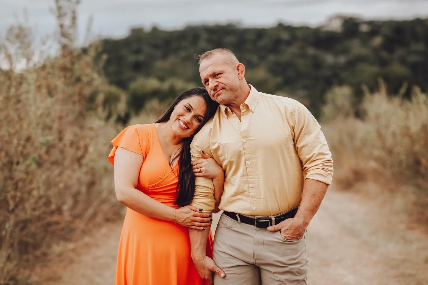 A moment for Jeff and Falon! 😍 They&rsquo;re some of my regulars and just the sweetest couple. Last year, Jeff wanted to do something a little fun at the end of their session, so of course we had to do it again this year 😂 Swipe to the end to check