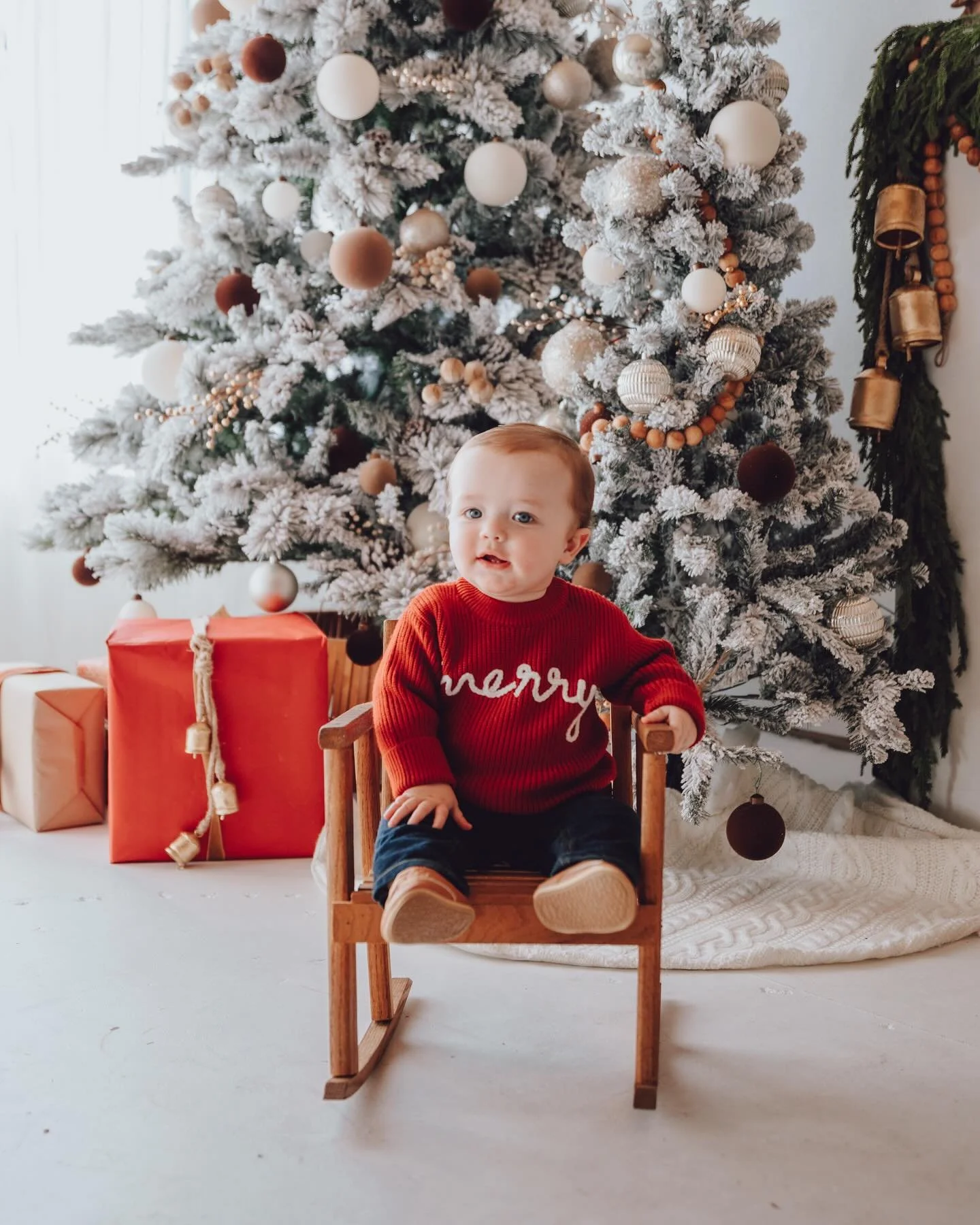 A few of my favorites from this weekend! 🥰 a special shoutout to @studio4.15 for the beautiful setup! Having a studio with the perfect spot for Christmas minis made this whole thing a breeze. 🙌🏼