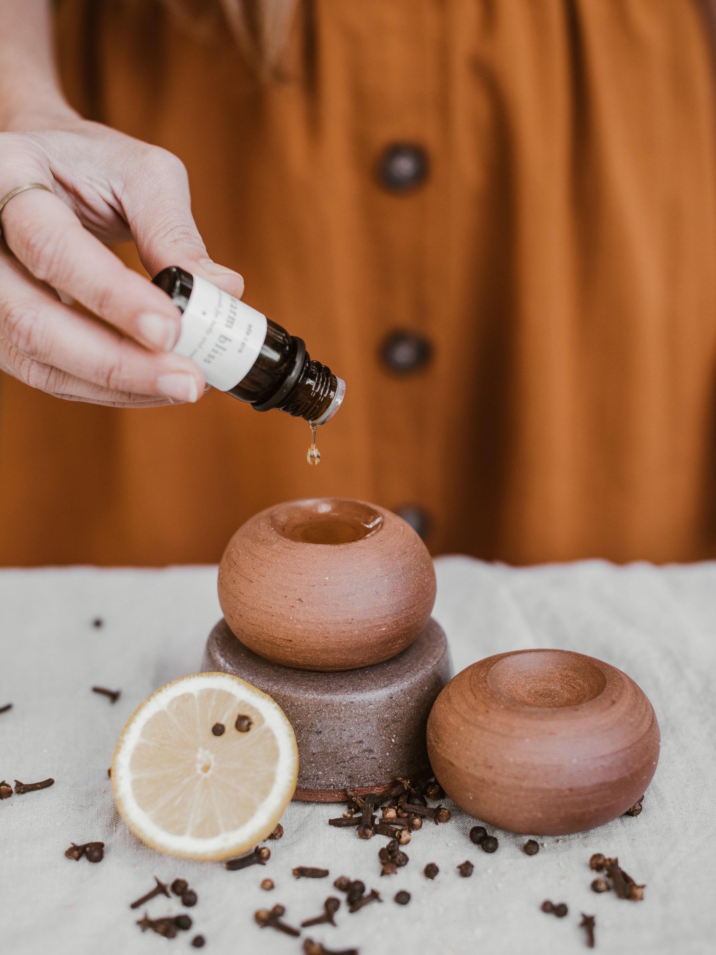 aromasteen round uit keramiek en synergie warm bliss van adacare essentiële oliën