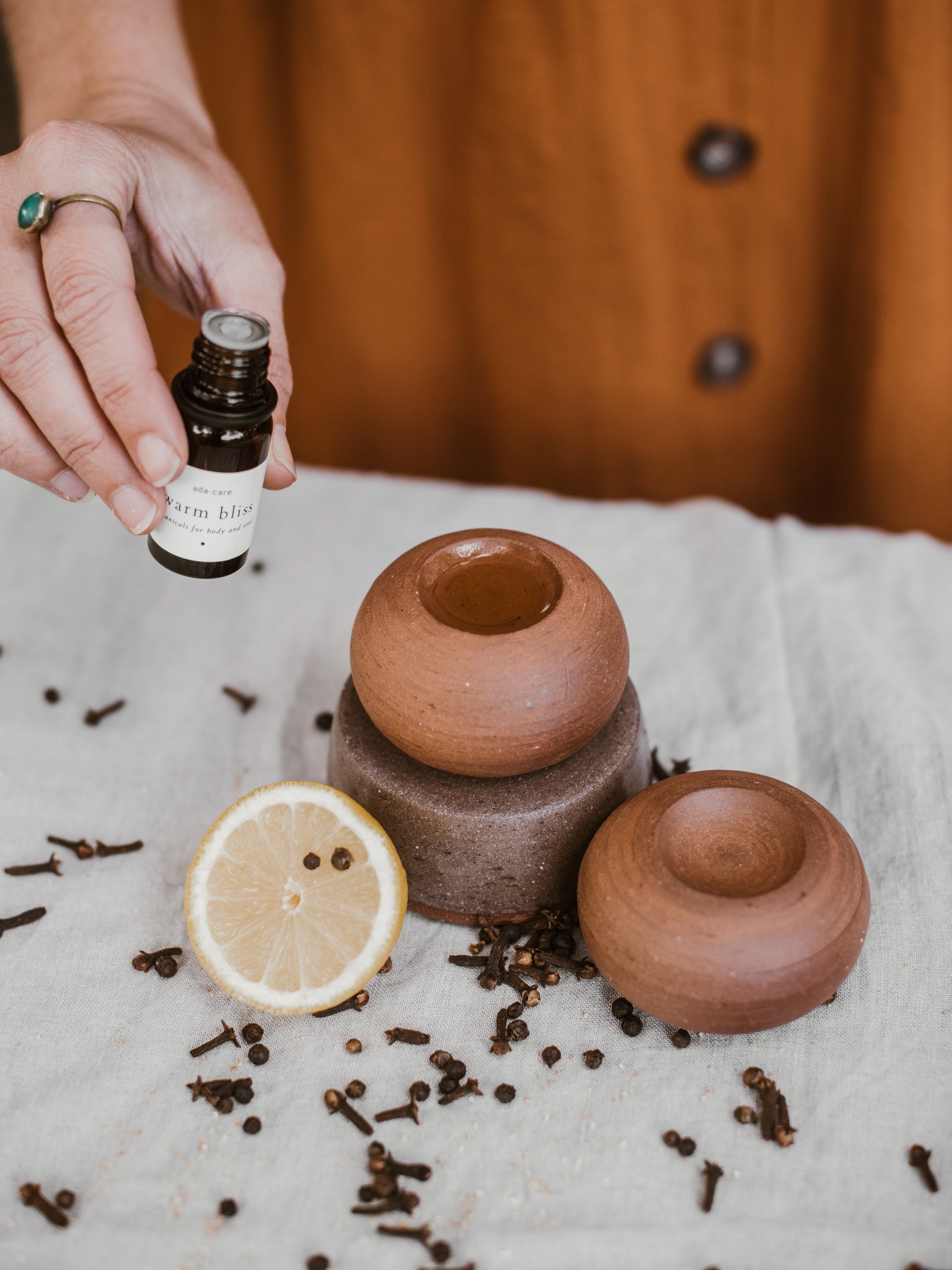 aromasteen round uit keramiek en synergie warm bliss van adacare essentiële oliën