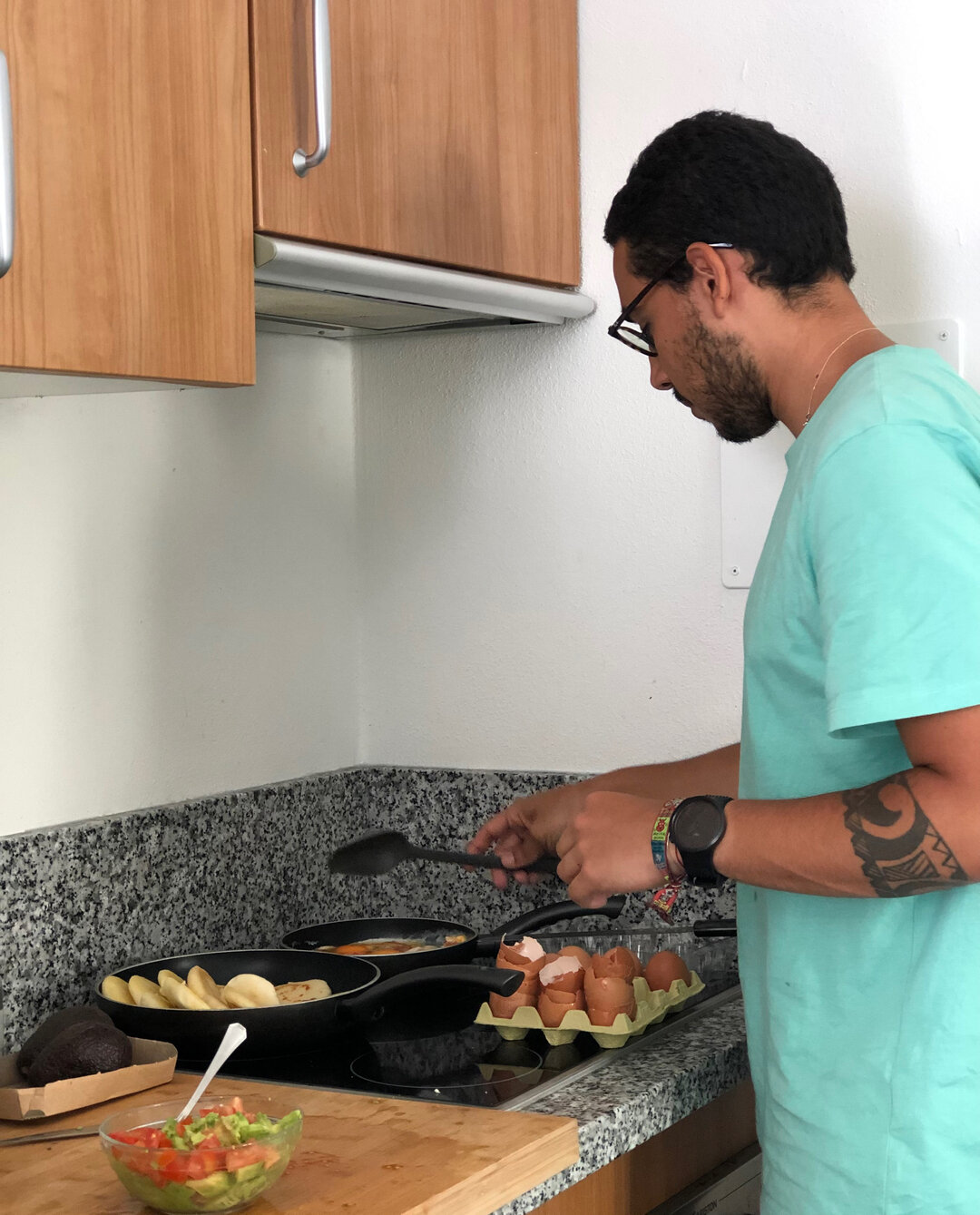 En nuestra cocina en @hostelnut donde puedes demostrar tus habilidades culinarias, como nuestro hu&eacute;sped @josee_peve, con unas deliciosas arepas.🥙😋🍽​​​​​​​​
🇬🇧 In the hostel you will find a kitchen, where you can cook and explore the culin