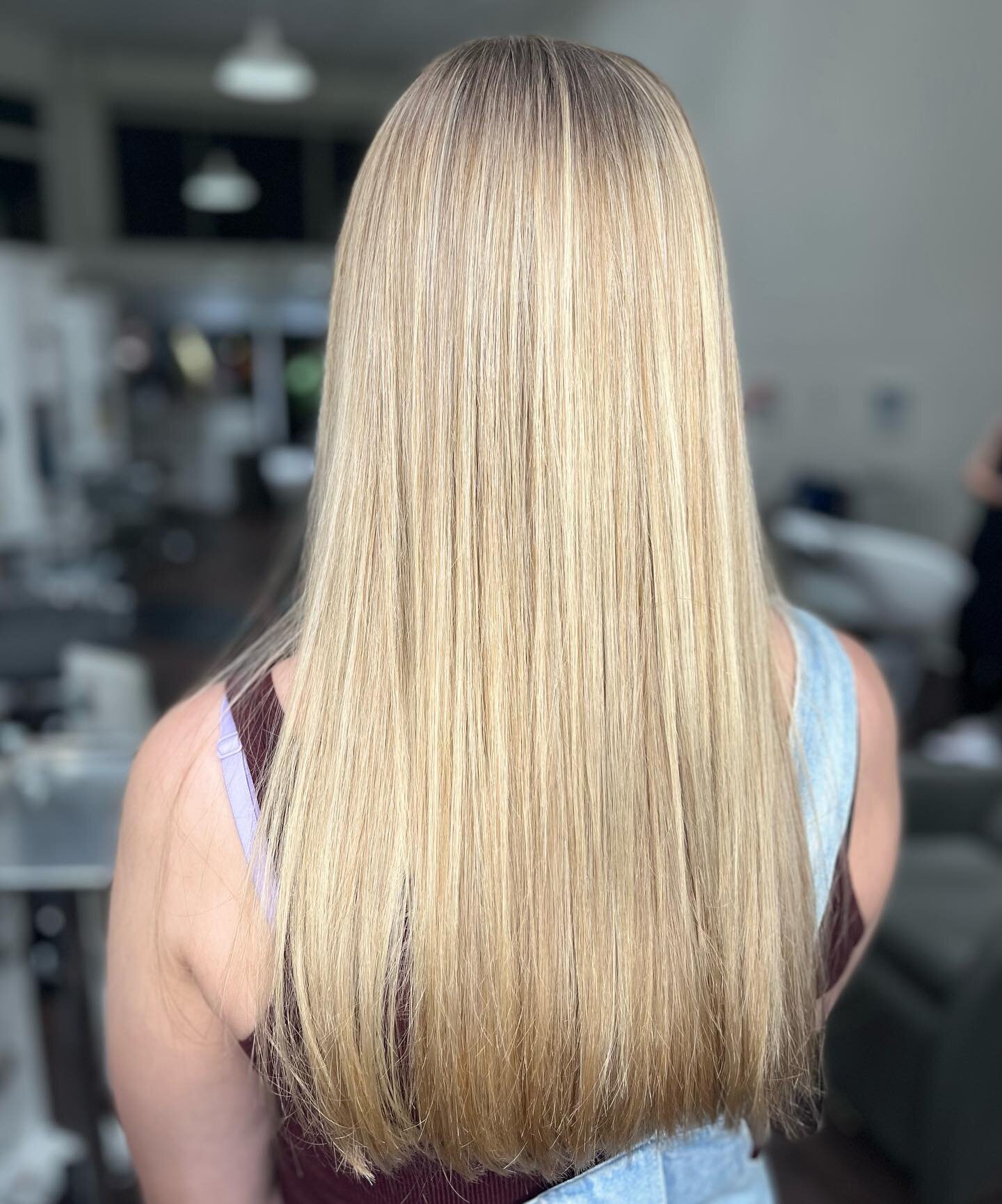 Blonding power house 💪
When a blonding transformation comes in at 4:30 we double team!!!
Mirroring our techniques and learning from one another was so fun 🤩 
I&rsquo;d love to do more of these collabs.
What do you think about us doing collective pr