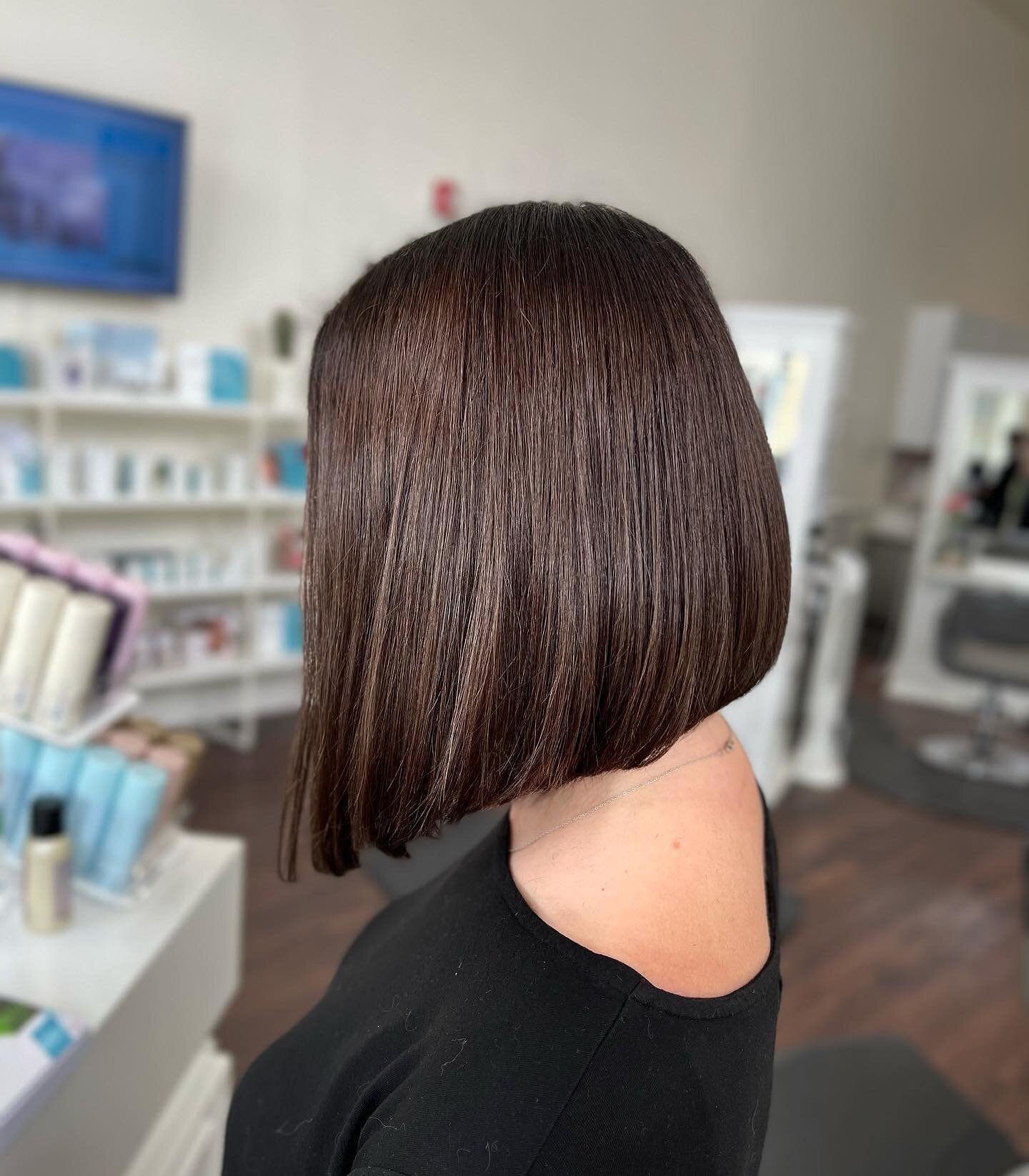 Root touch up, Gloss and a Sharp a-line bob 💕

Swipe to see the before! 

#foxandthehair #downtownpetaluma #petaluma #stylist #roottouchup #gloss #redken #redkinshadeseq #haircut #blowout #style #alinebob #aline #bob #bobhaircut #kevinmurphy #beauty