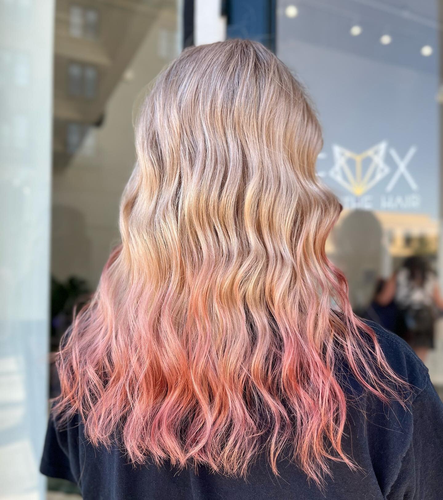 Blonde with &ldquo;dip dye&rdquo; 🌸 This project took me wayyyy back! Who remembers dip dye?!

Swipe for the before!

#foxandthehair #downtownpetaluma #petaluma #stylist #fullhighlight #highlights #dipdye #dipdyehair #rosegold #pulpriot #pulpriothai