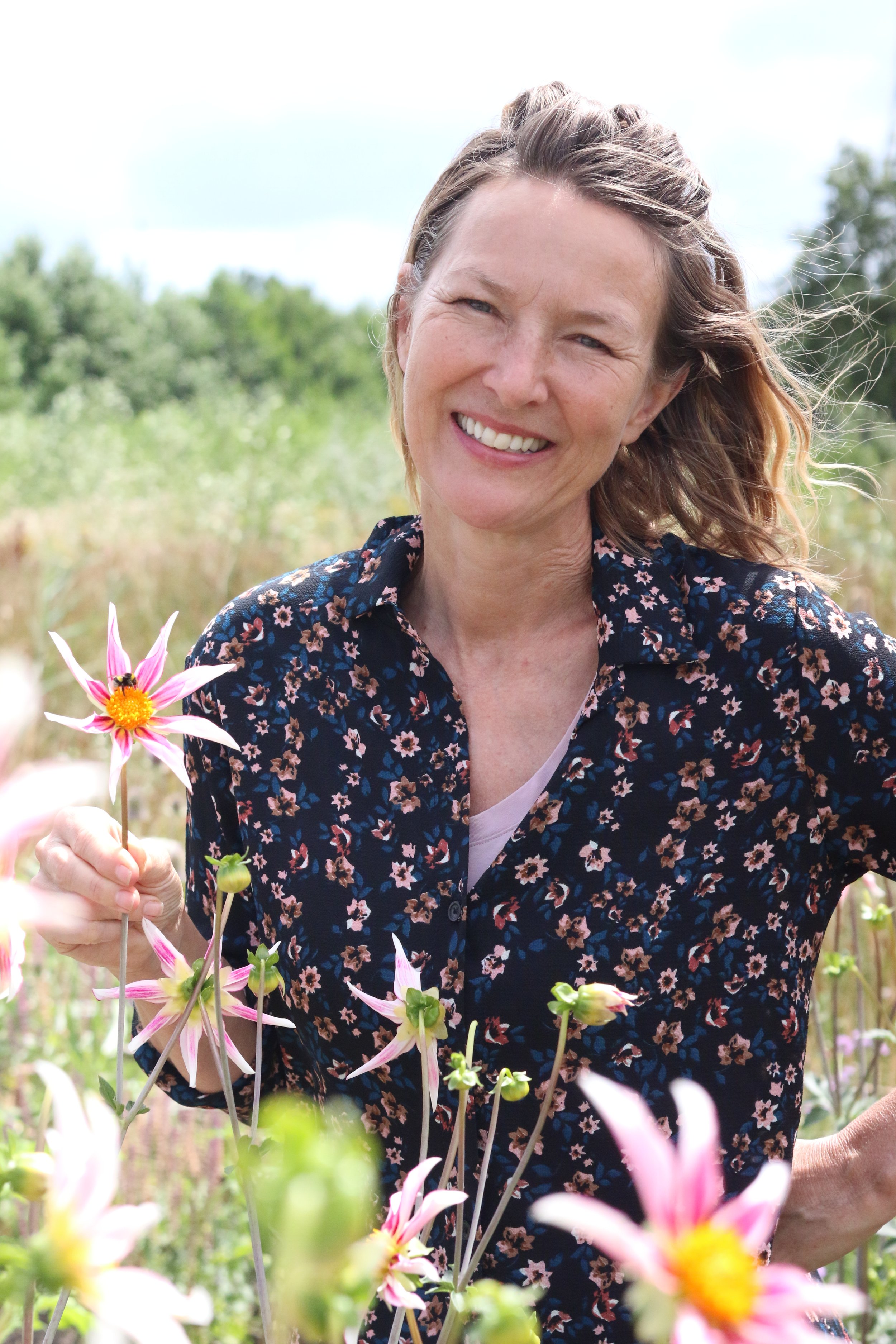Nanda van Ginkel van Beewell VOF in de Beewell-tuin in Hoogland.