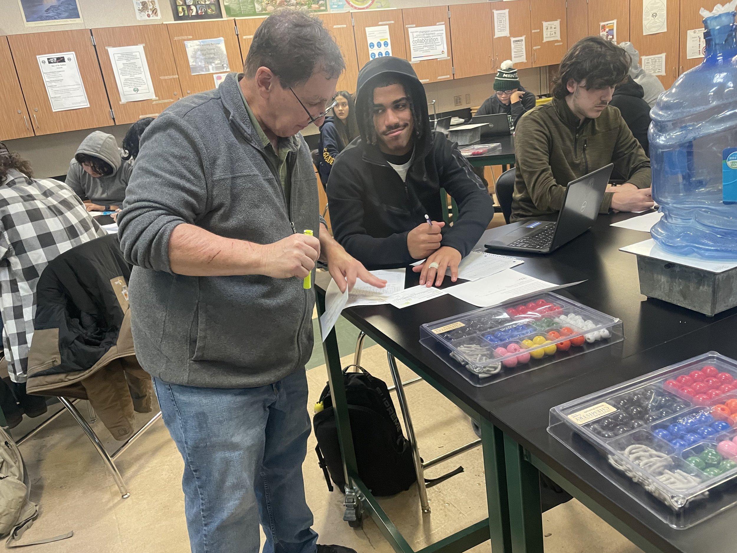 Popular Science: Chemistry teacher’s classroom is lit!