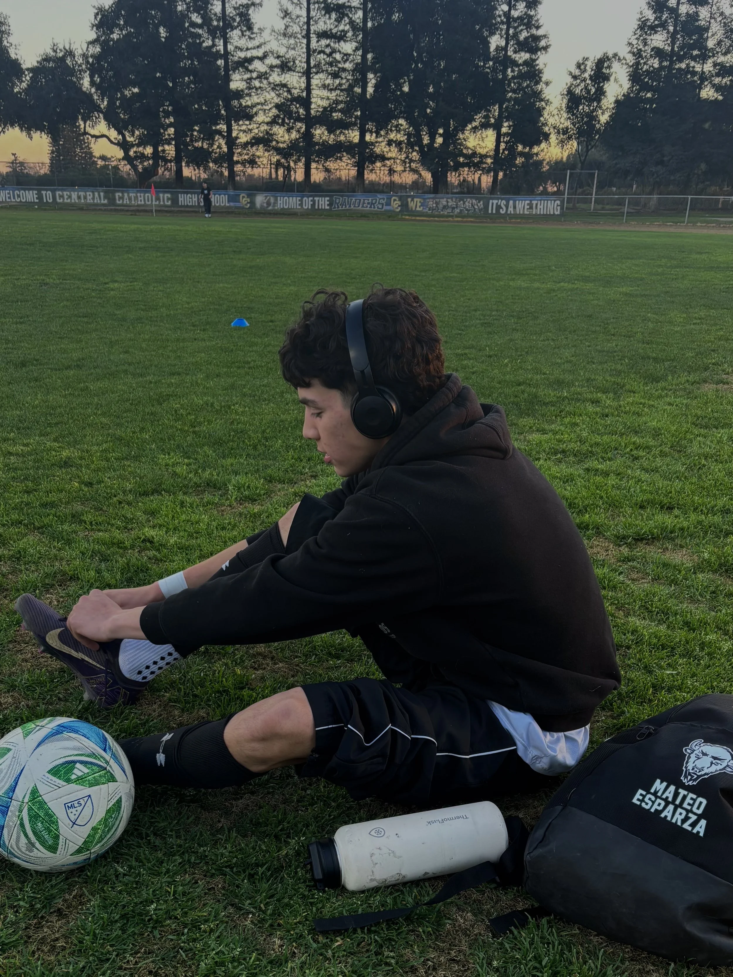  Mateo Esparza booting for warmups, ready to lead the team against Central Catholic, February 2, 2026. (Christian Ambriz/The Tower) 